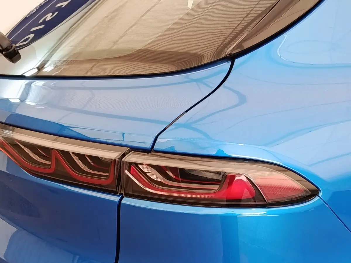 Gros plan sur le feu arrière droit bleu vif de l'Alfa Romeo Tonale 1.5T Hybrid 2023, soulignant ses lignes modernes.