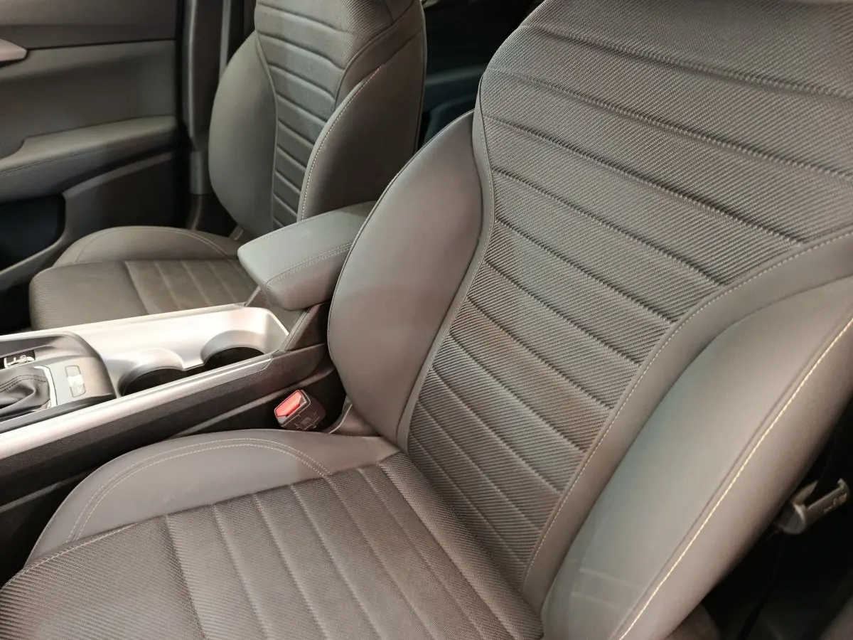 Gros plan sur les sièges avant gris de l'Alfa Romeo Tonale 1.5T Hybrid 160 VGT avec console centrale visible.
