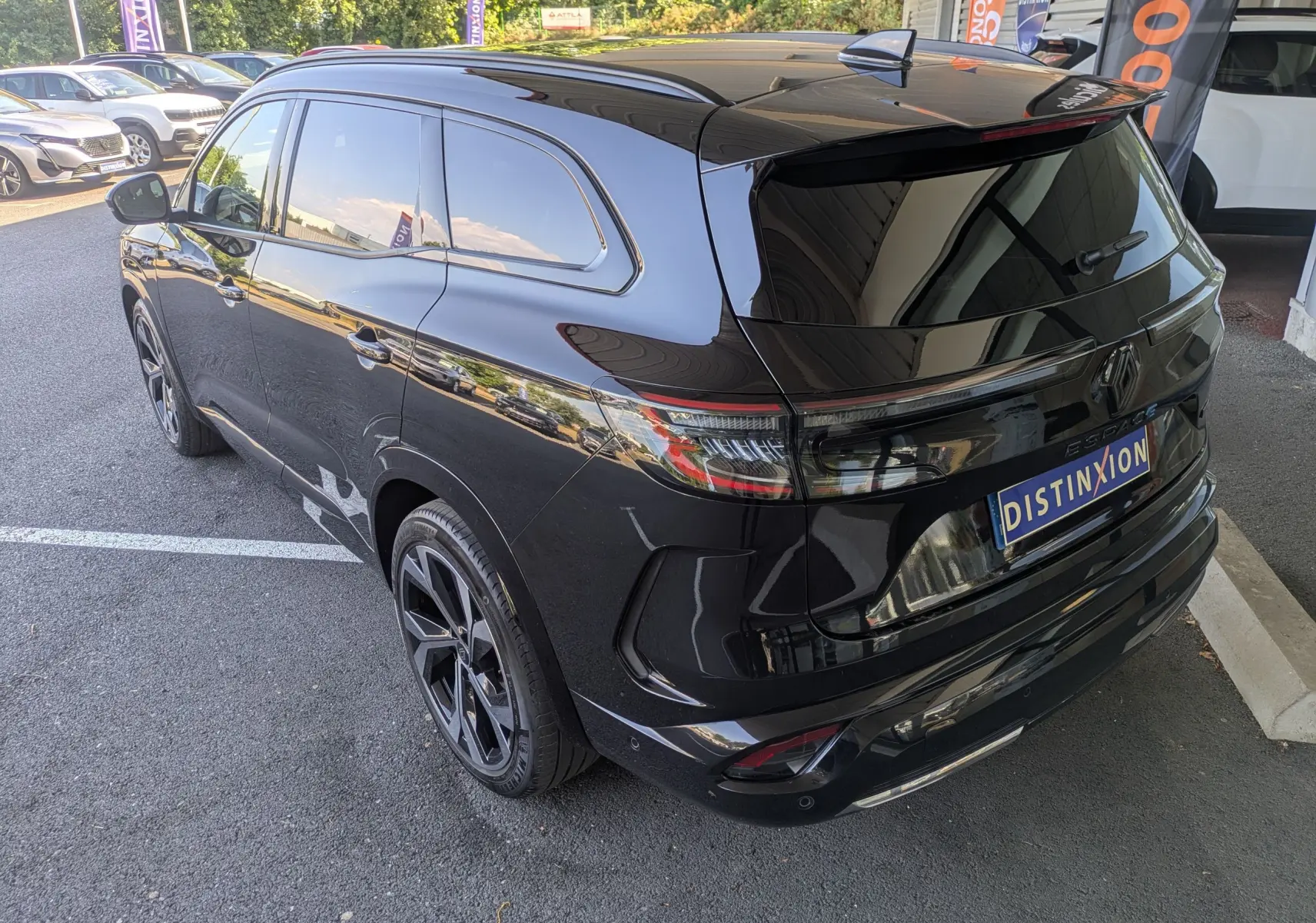 Vue 3/4 arrière droite du Renault Espace VI E-Tech Full Hybrid 200 Esprit Alpine noir étoile avec jantes alliage 20 pouces Daytona.