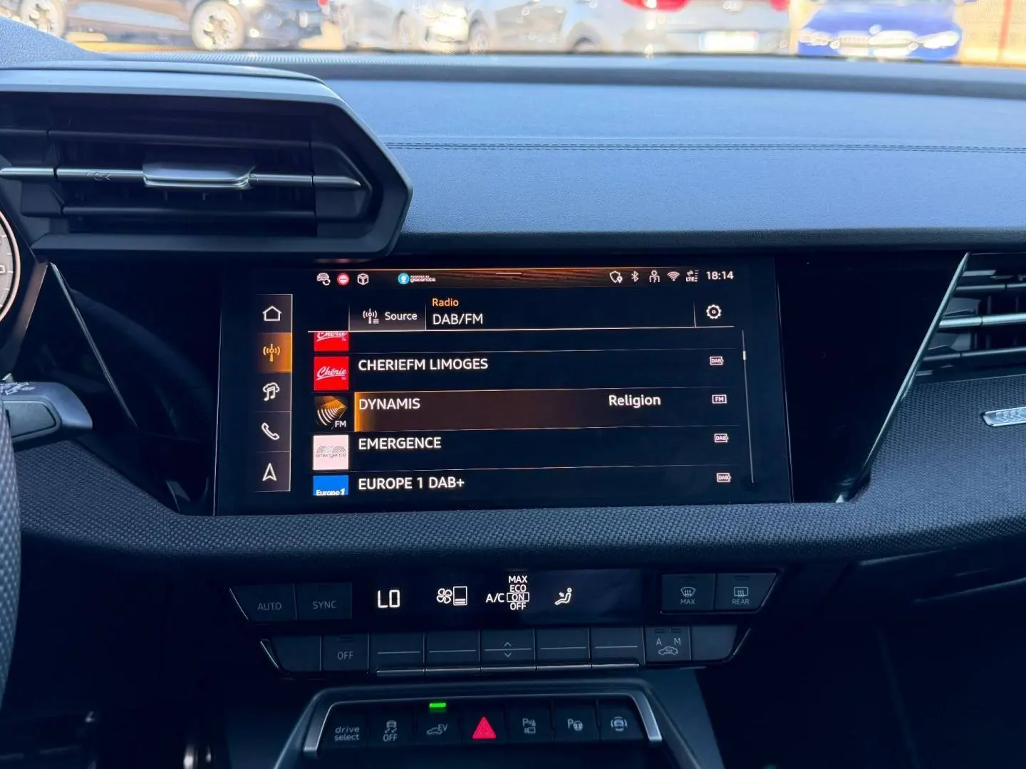 Intérieur de l'Audi A3 Sportback 2025, vue centrale sur l'écran multimédia et commandes de climatisation.