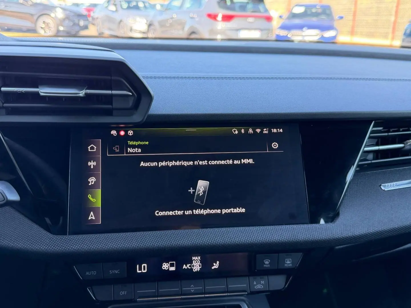 Vue rapprochée de l’écran tactile central et de la console de la Audi A3 Sportback 2025, intérieur noir.