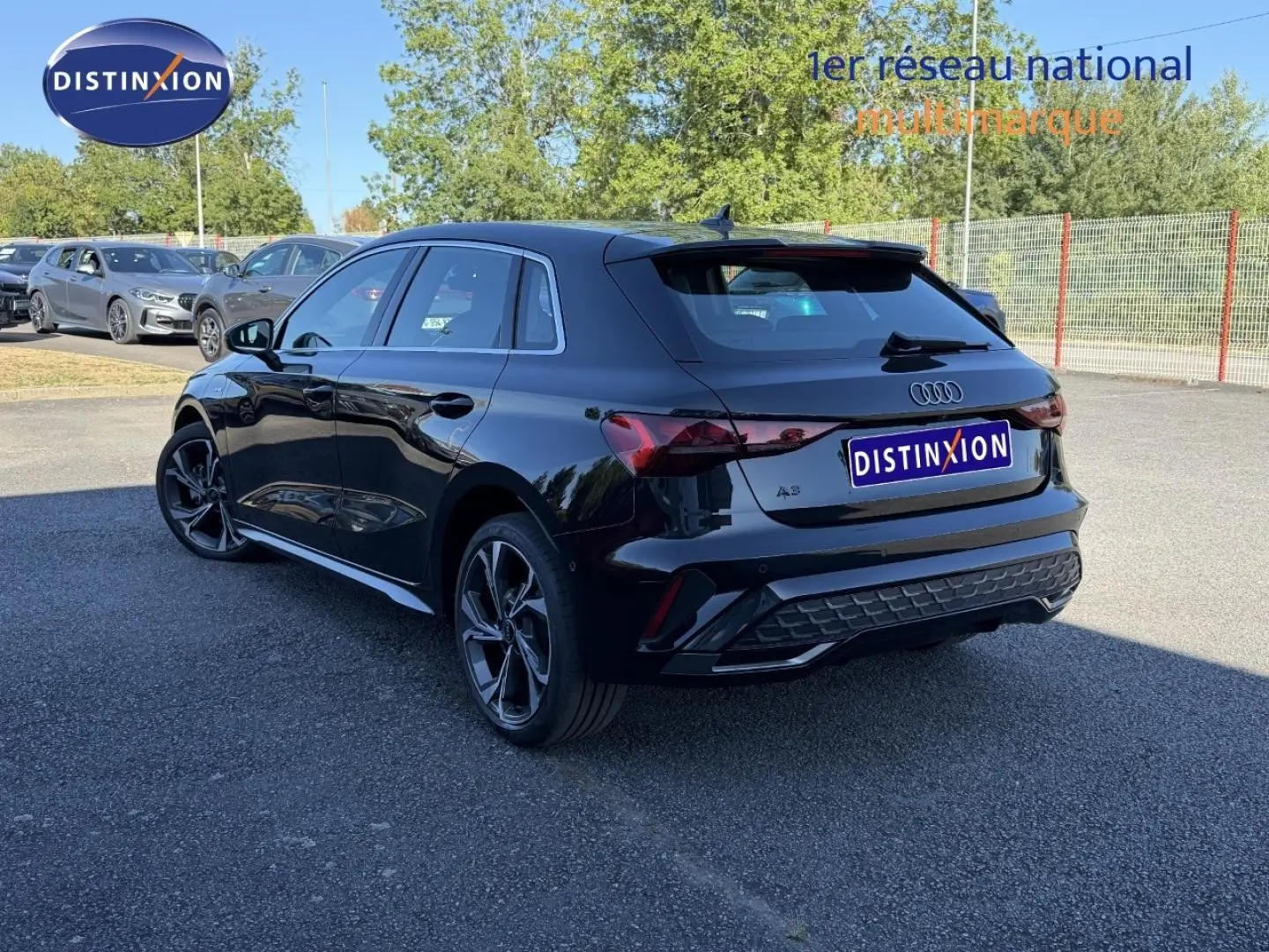 Audi A3 Sportback noir Mythic métallisé vue 3/4 arrière droit avec jantes alu et becquet arrière.