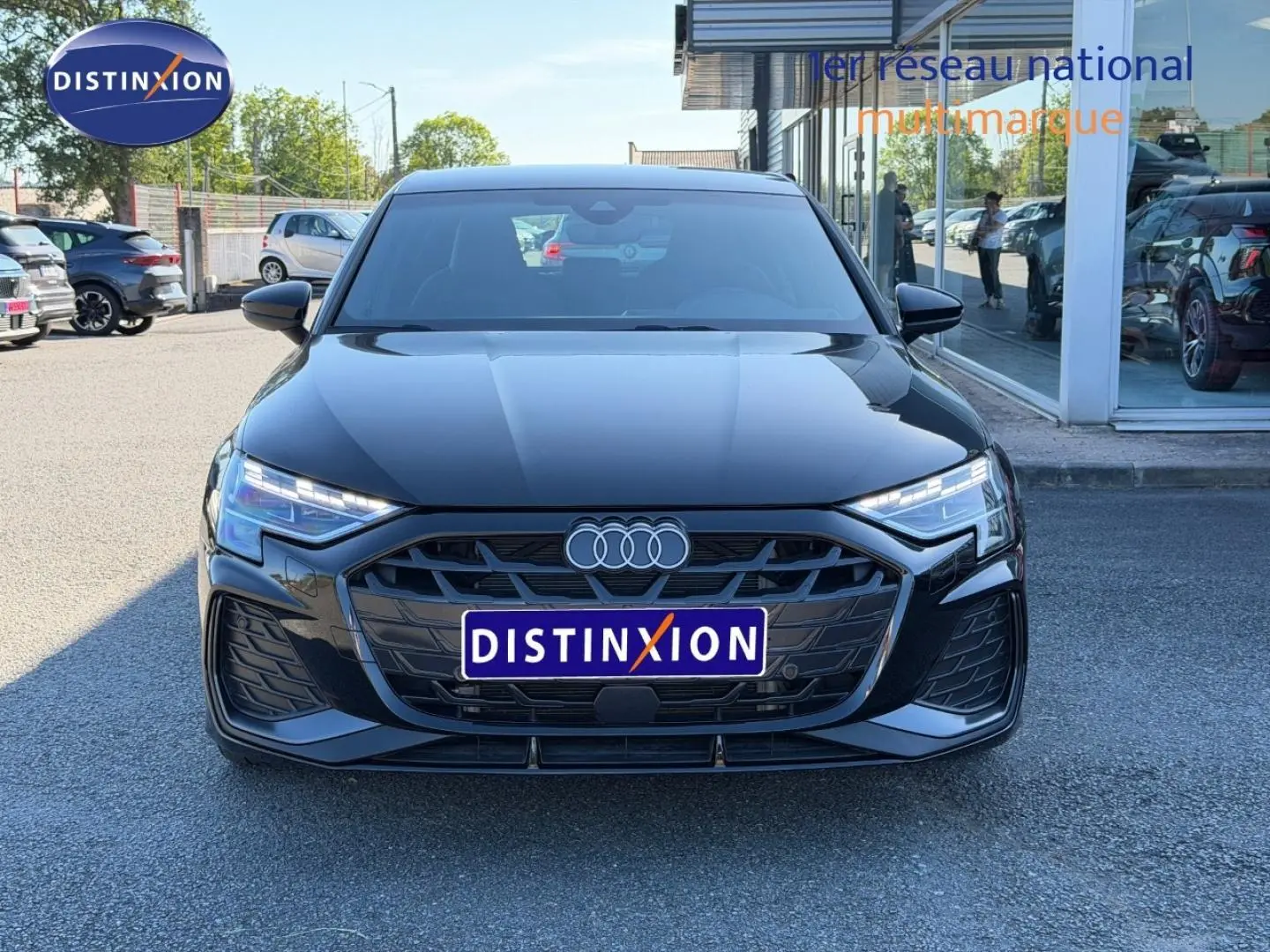 Audi A3 Sportback noir Mythic métallisé vue de face, mettant en valeur sa calandre S line et ses phares LED distinctifs.