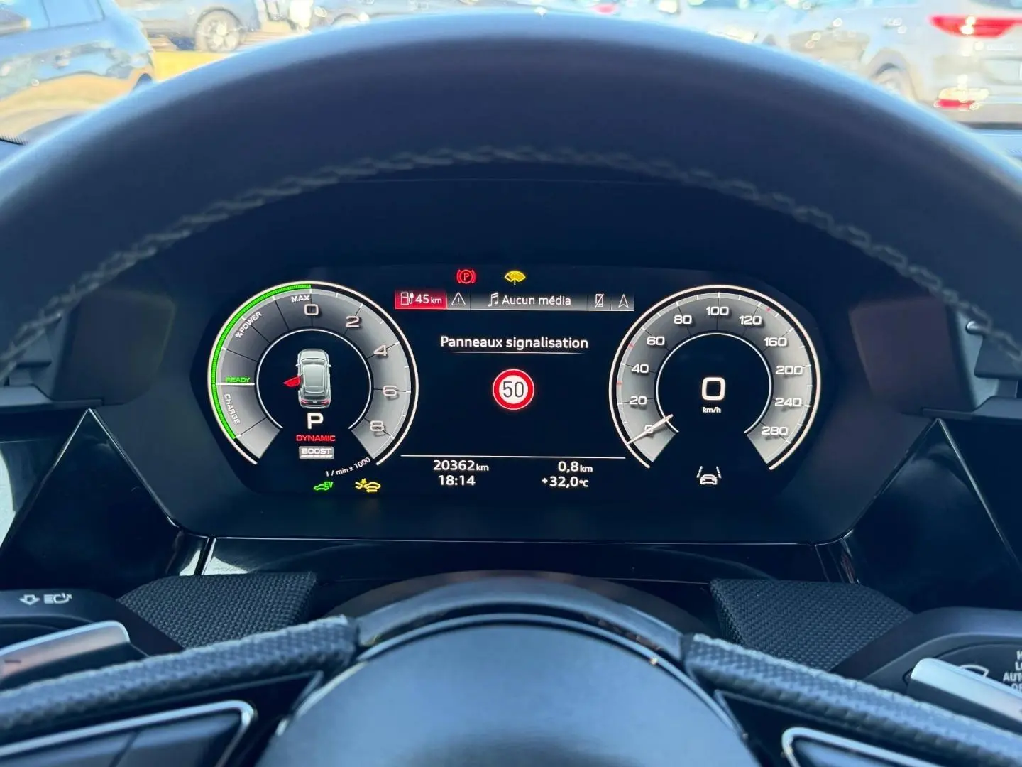 Vue centrée du tableau de bord numérique de l'Audi A3 Sportback 2025 avec affichage des panneaux de signalisation.