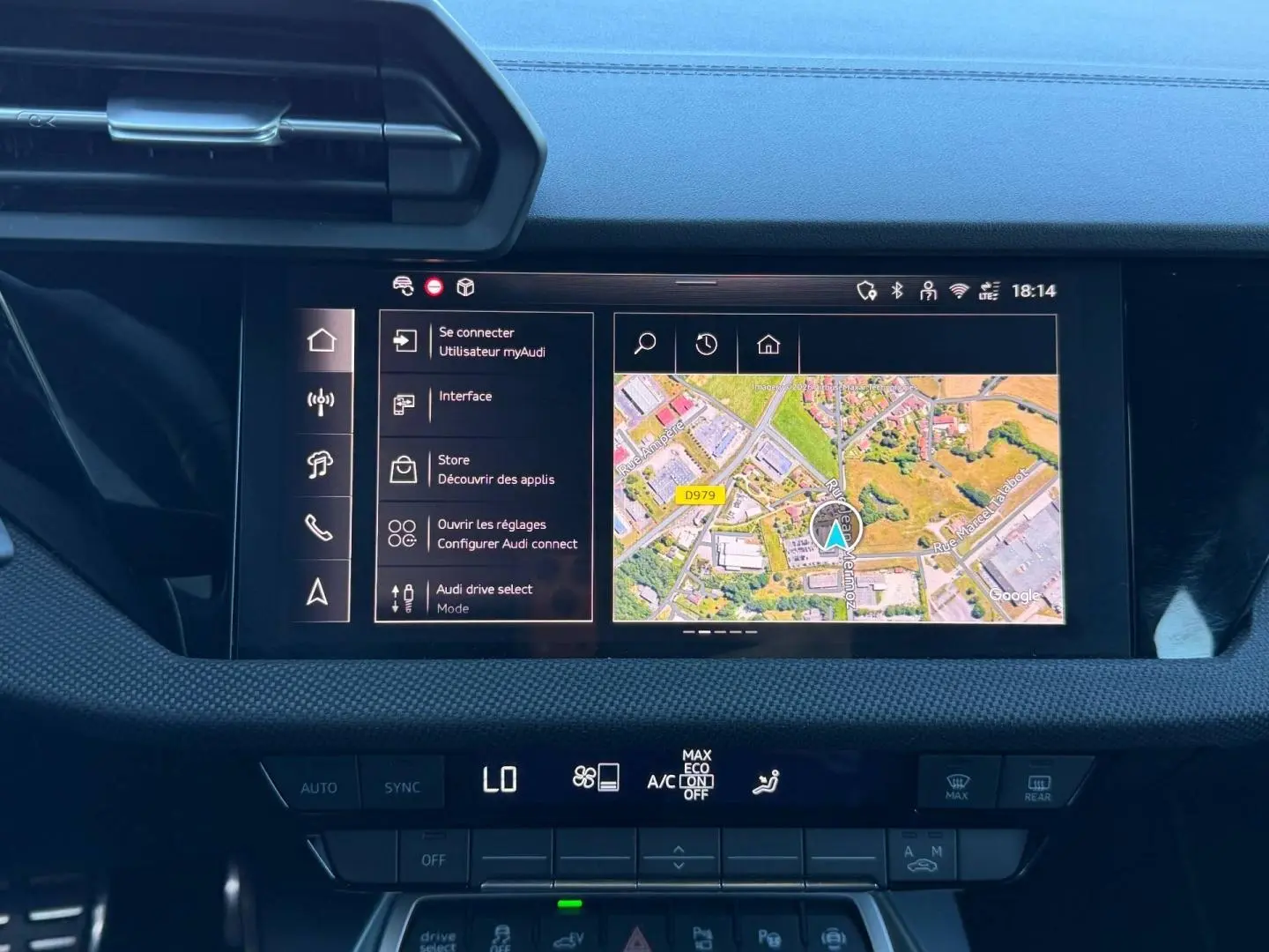 Vue rapprochée de l’écran tactile central et de la console de l’Audi A3 Sportback 2025, intérieur noir.