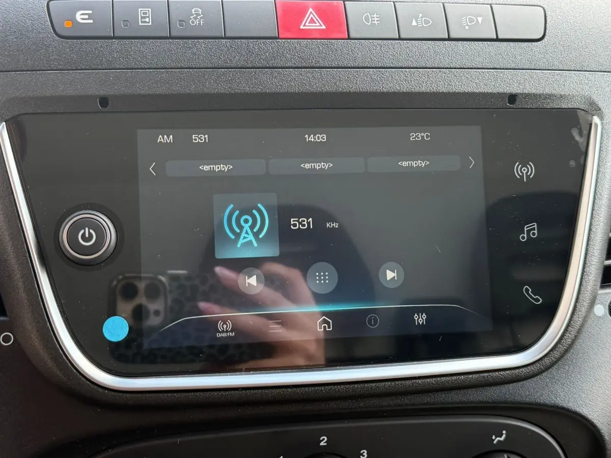 Écran tactile central du tableau de bord de l’Iveco Daily blanc, affichant la radio AM à 531 kHz.