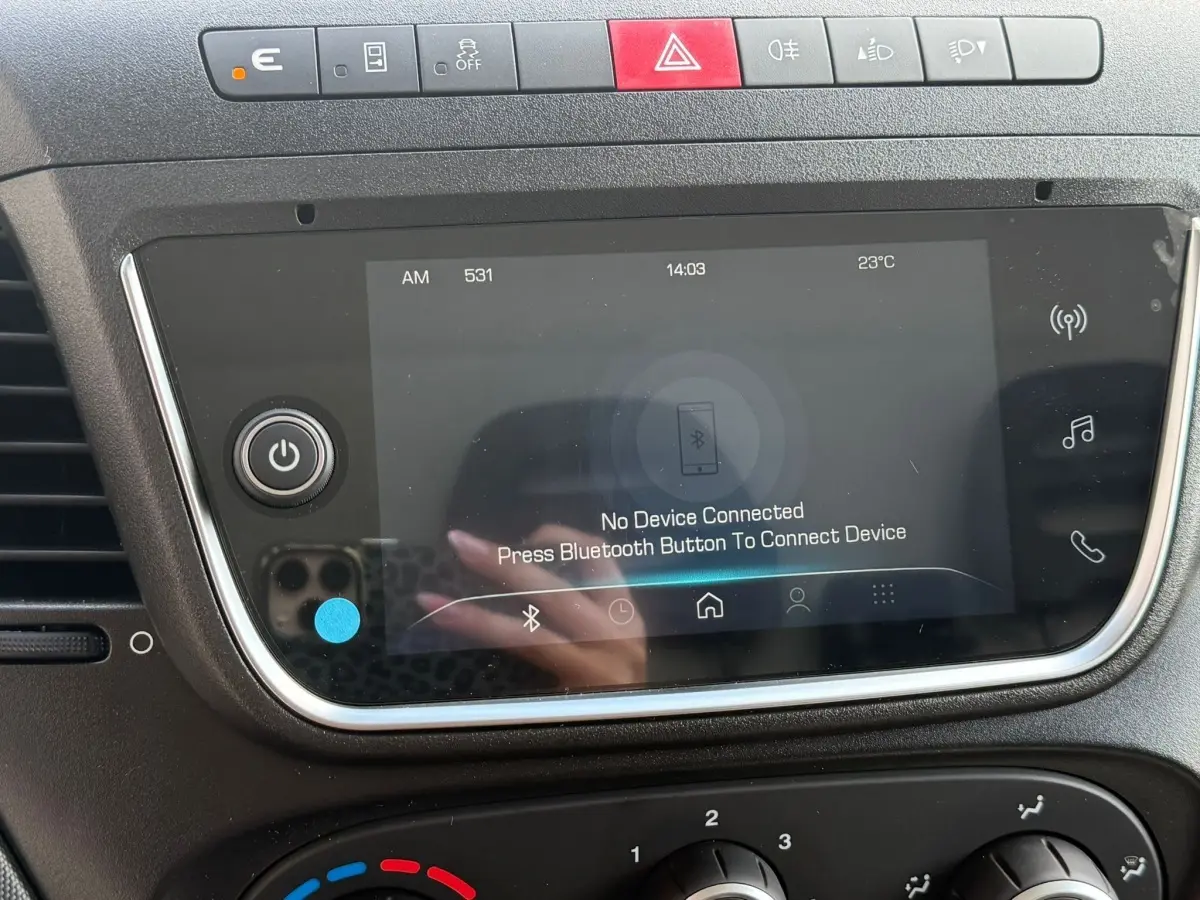 Gros plan sur l’écran tactile central et les commandes supérieures du tableau de bord du Iveco Daily blanc 2026.