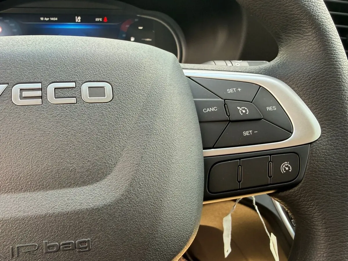 Gros plan sur le volant noir de l’Iveco Daily 2026, montrant les commandes de régulateur de vitesse à droite.
