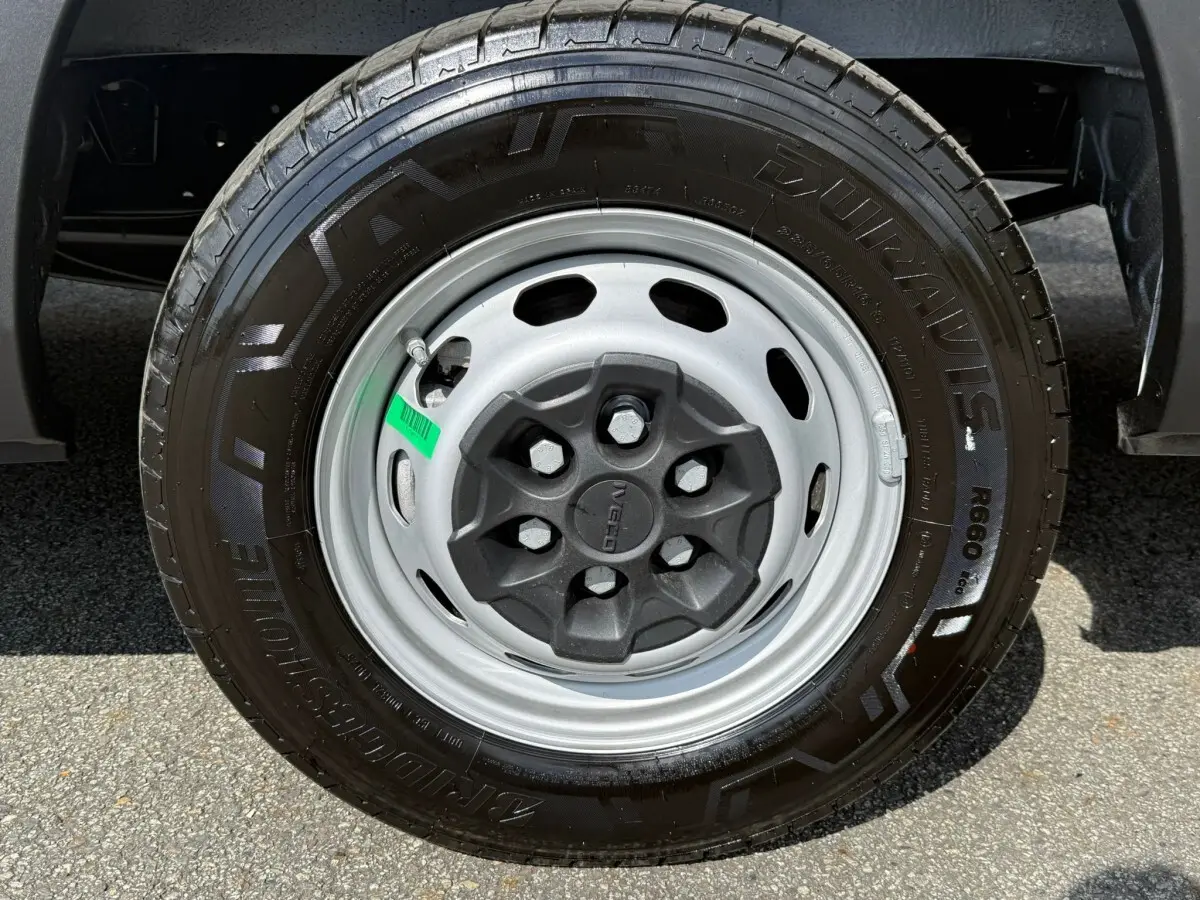 Gros plan sur la roue avant droite du fourgon blanc Iveco Daily 35S18 2026 avec jante acier et pneu Bridgestone.