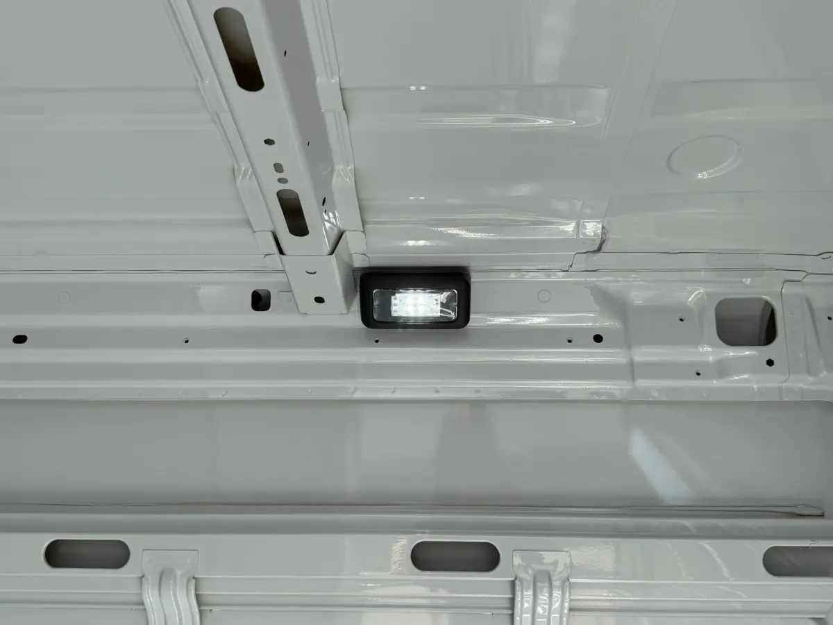 Intérieur du toit blanc du fourgon Iveco Daily 35S18 2026, avec éclairage LED encastré visible.