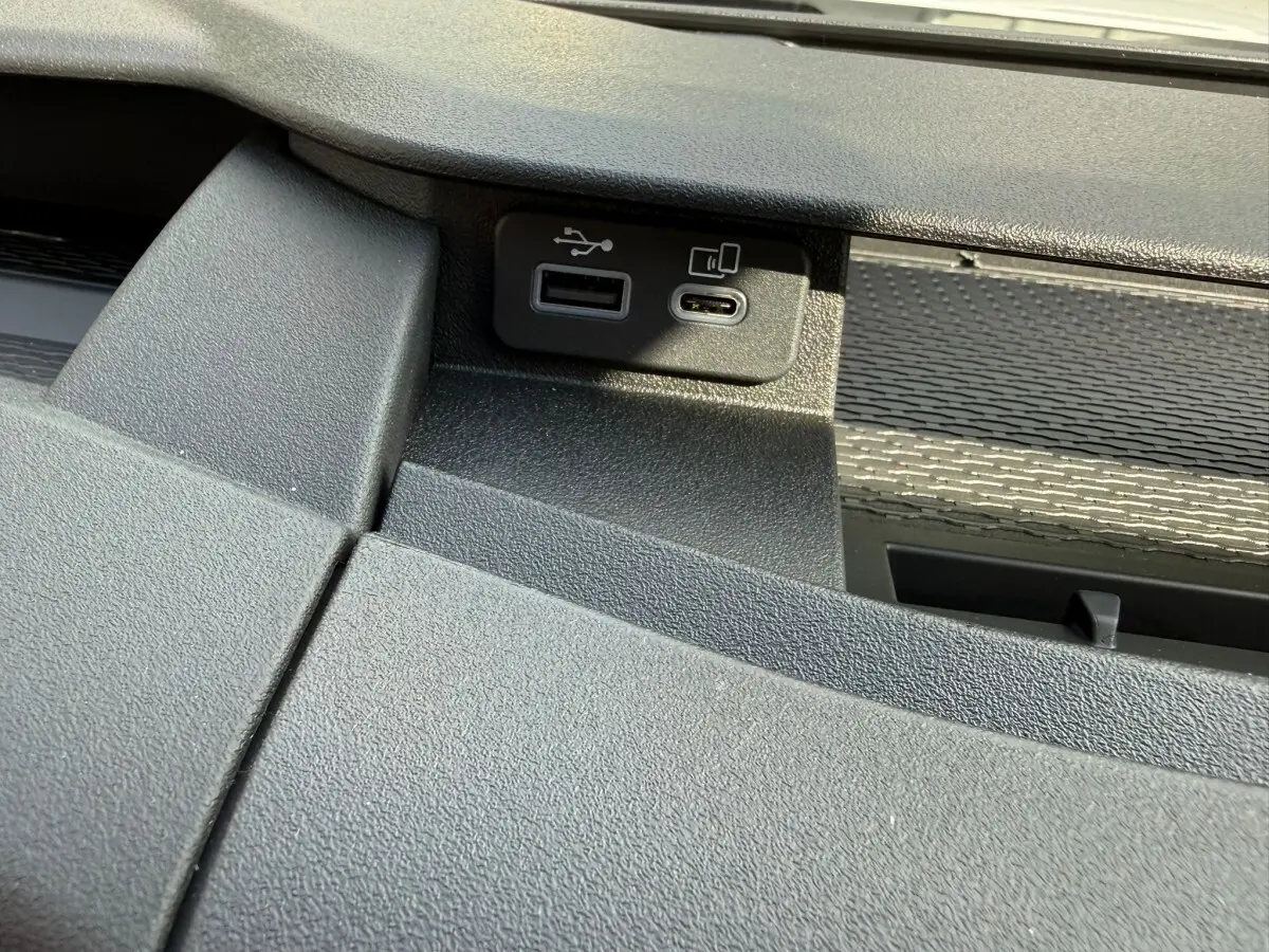 Détail intérieur du tableau de bord gris foncé de l'Iveco Daily 2026 montrant deux ports USB côte à côte.