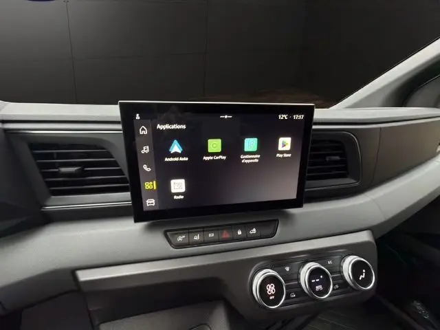 Écran tactile central avec interface multimédia, tableau de bord gris urbain du Renault Master 2025, vue intérieure frontale.