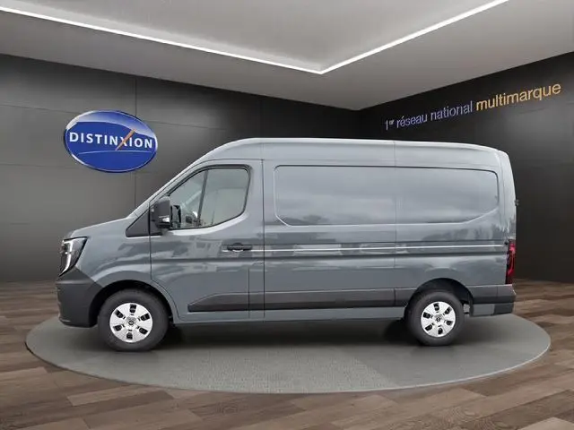 Vue latérale droite d’un Renault Master 2025 gris urbain, fourgon tôlé avec roues acier et rétroviseurs noirs.