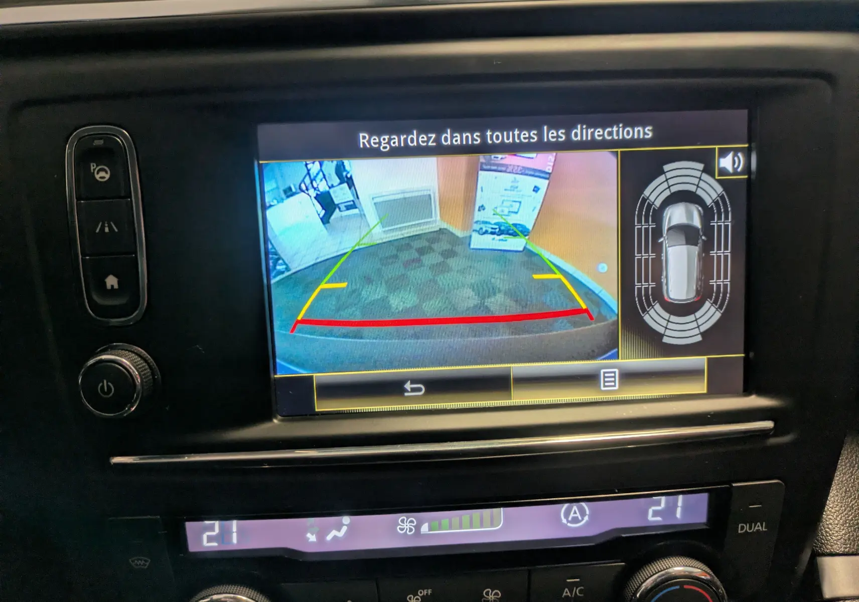 Écran de caméra de recul du Renault Kadjar gris 2017 montrant l'arrière avec lignes de guidage colorées et capteurs de stationnement.