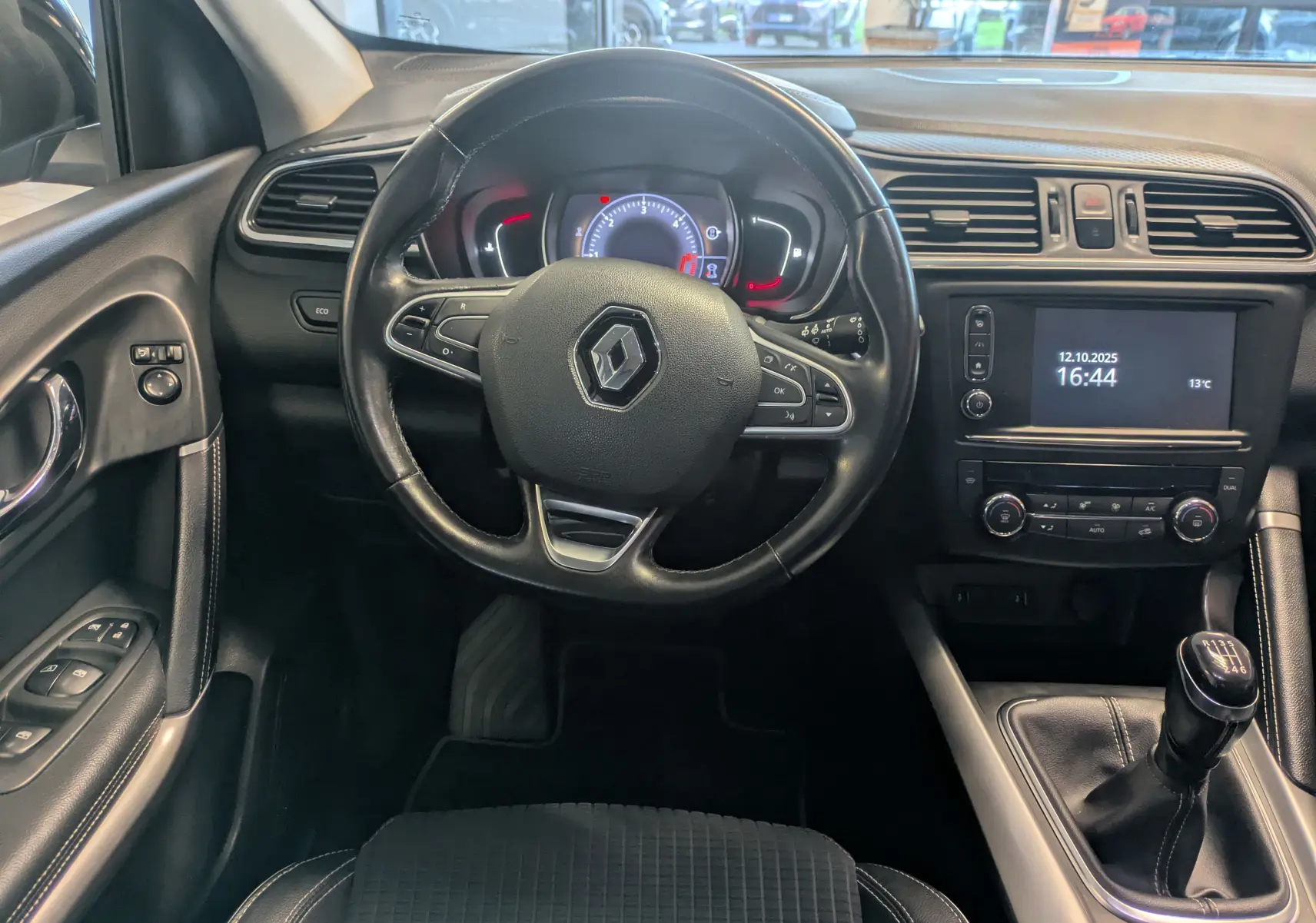 Vue intérieure du tableau de bord et volant noir d'un Renault Kadjar 1.5 DCI 110 Intens avec boîte manuelle.