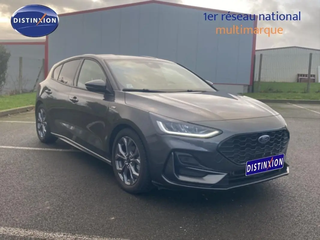 Ford Focus 1.5 EcoBlue 2024 gris foncé vue 3/4 avant avec phares LED et jantes alliage 17 pouces.
