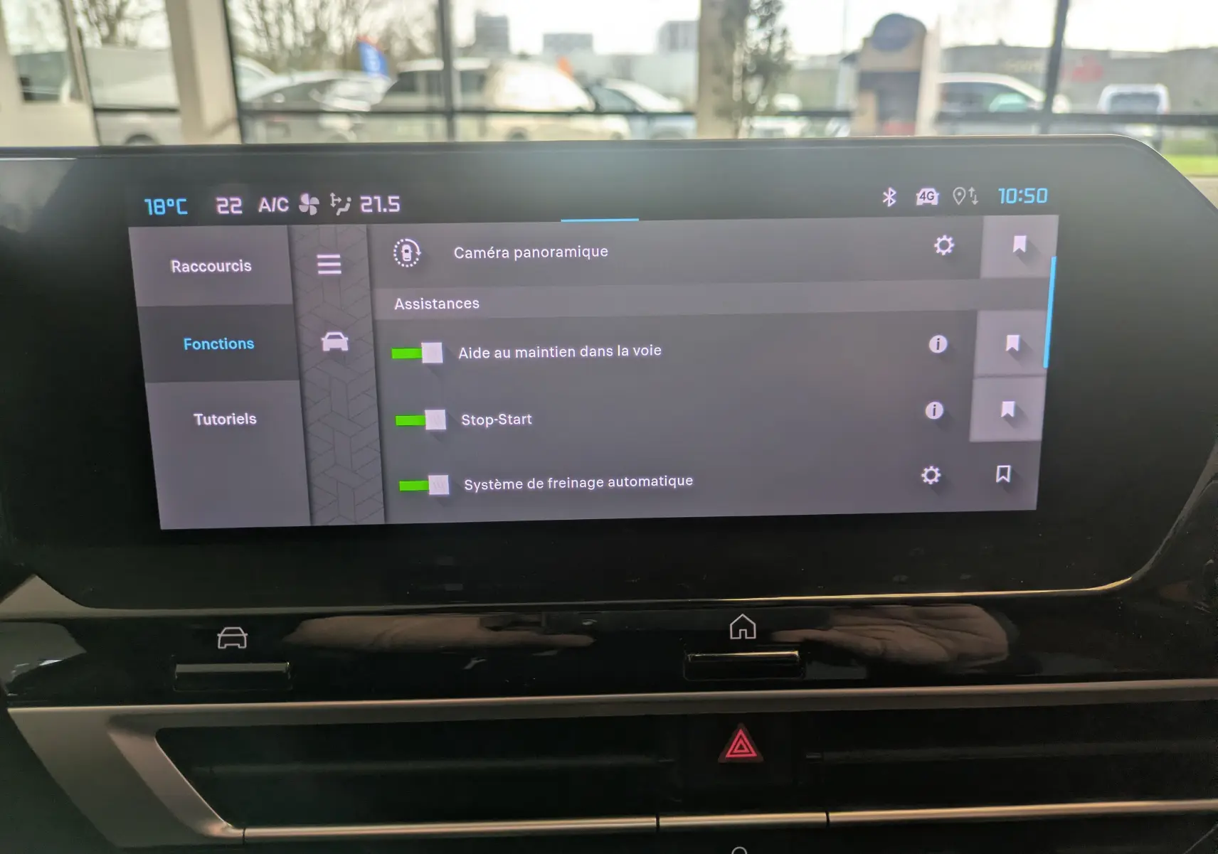 Écran tactile central de la Citroën C4 hybride 2025 affichant les assistances à la conduite activées.