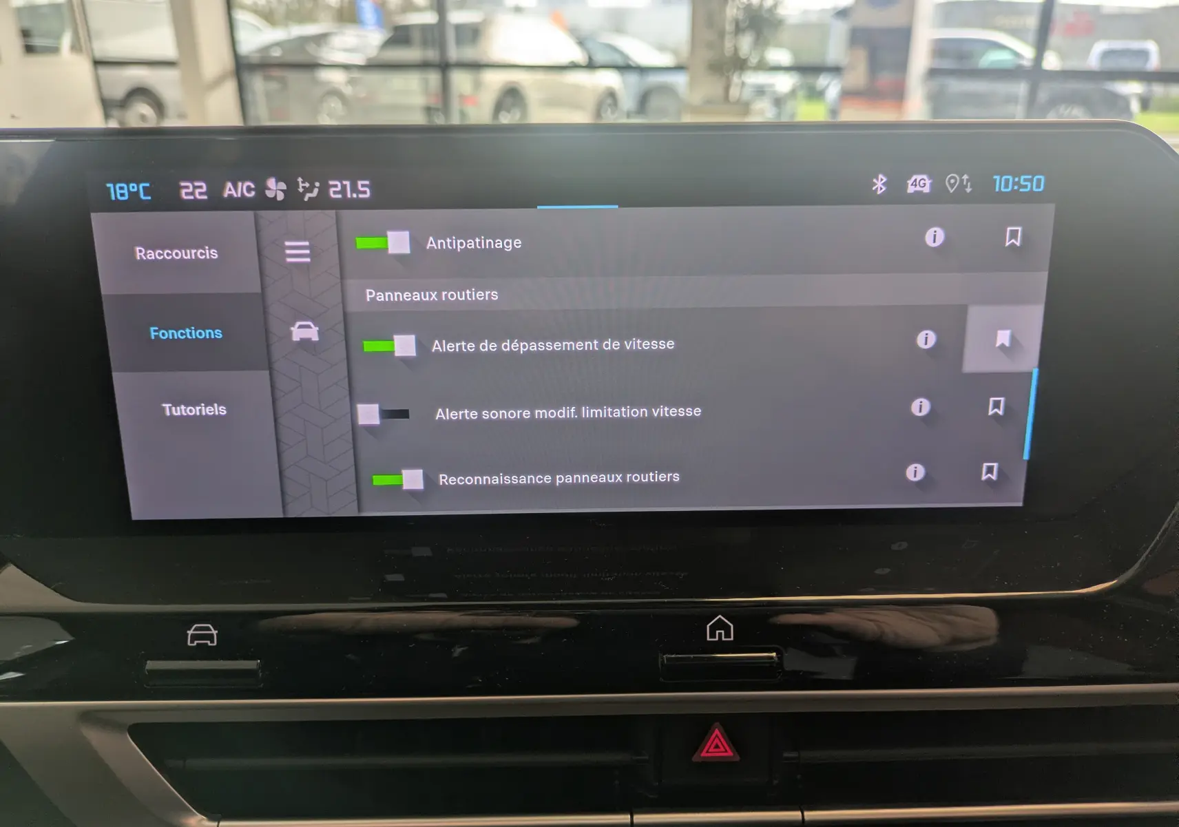 Écran tactile central de la Citroën C4 hybride 2025 affichant les réglages d’aide à la conduite en intérieur.