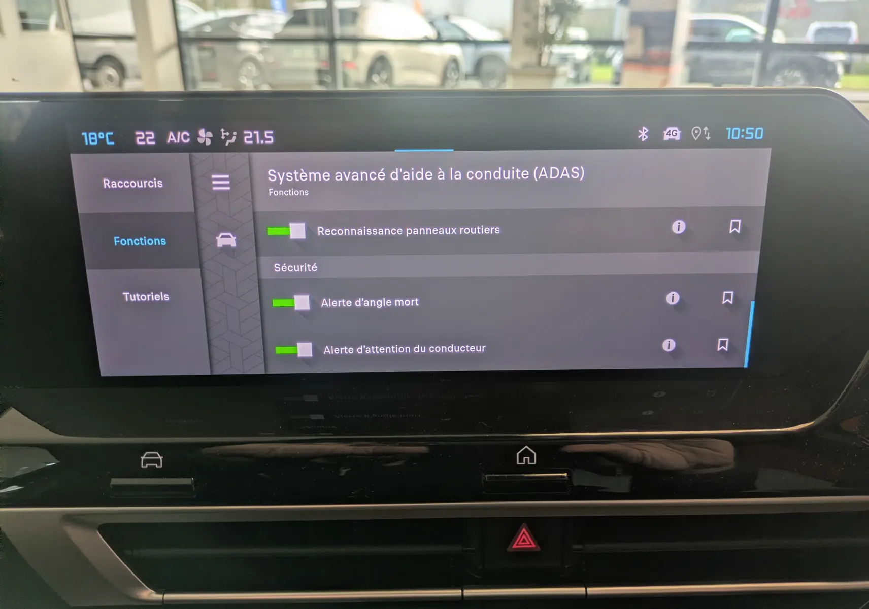 Écran tactile central affichant les options avancées d'aide à la conduite dans une Citroën C4 hybride 2025.