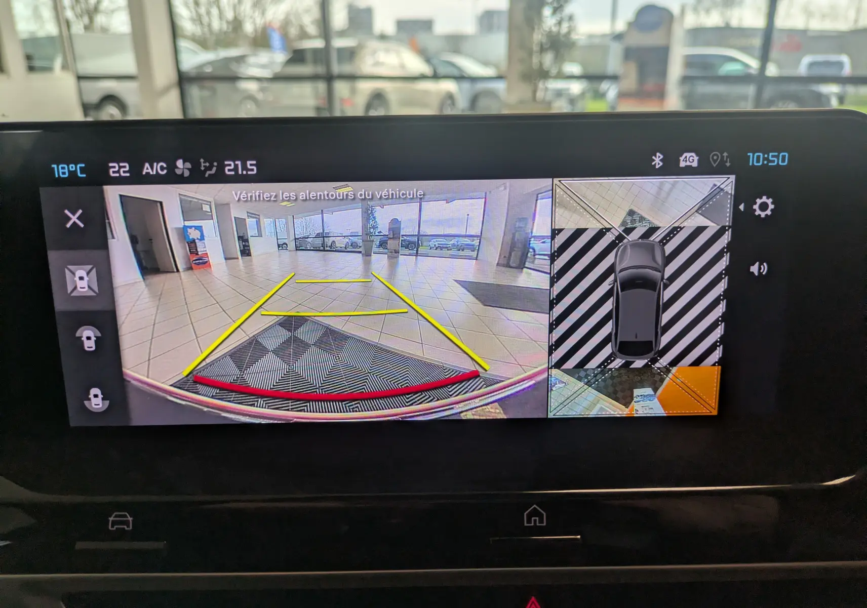 Écran tactile de la Citroën C4 hybride bleu Eclipse montrant la caméra de recul et vue 360° intérieure.