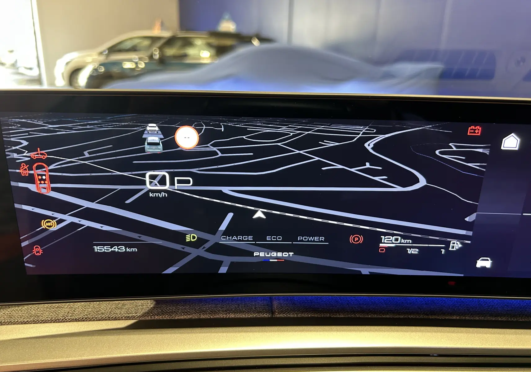 Affichage numérique de l'i-Cockpit Peugeot 3008 III Hybrid 145, vue du tableau de bord avec navigation et indicateurs.