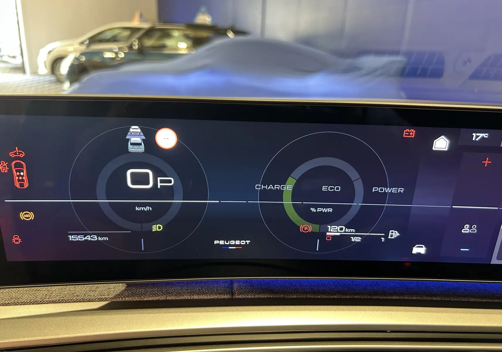 Affichage numérique du tableau de bord du Peugeot 3008 gris Artense, montrant les informations de conduite et autonomie.