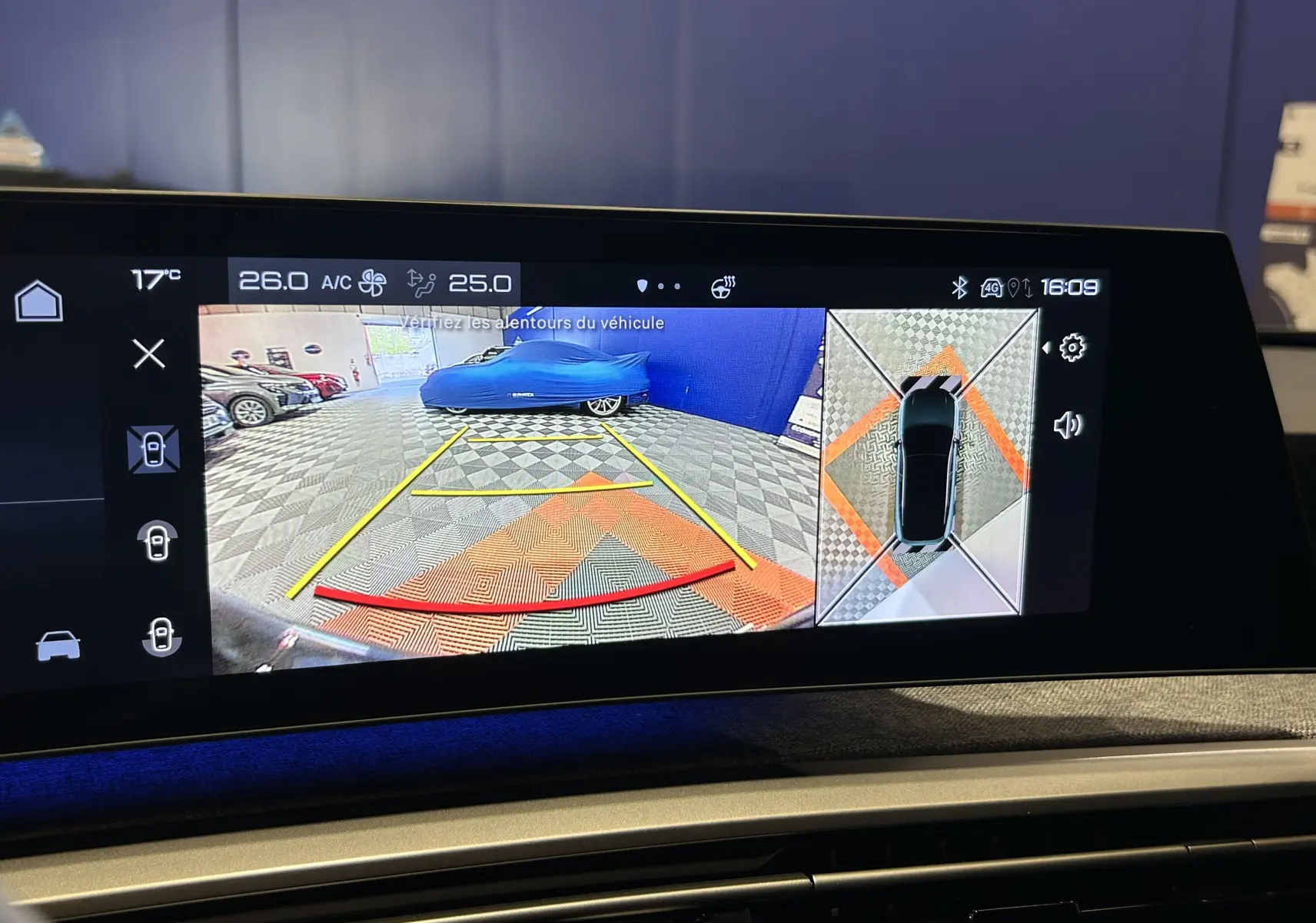 Affichage de la caméra 360° du Peugeot 3008 gris Artense, vue arrière avec guidage de stationnement et vue aérienne.