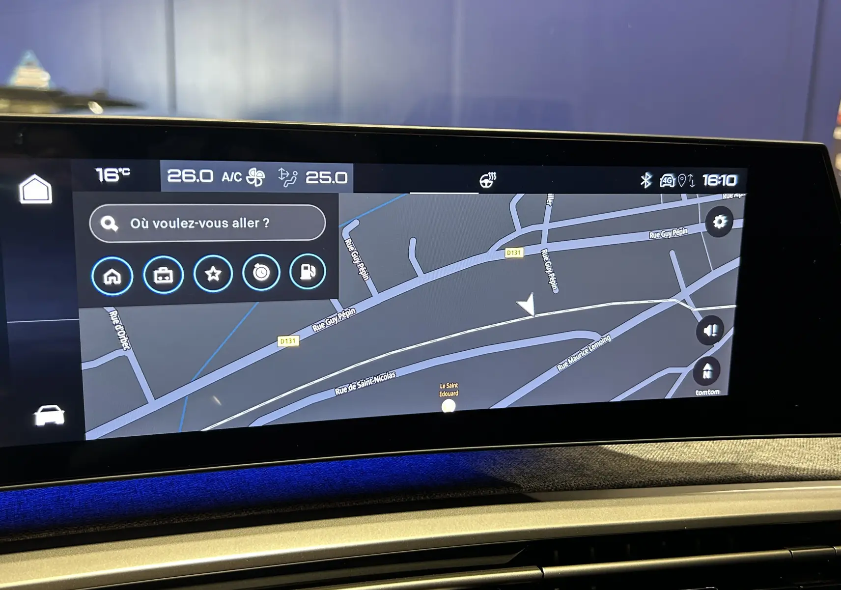 Écran tactile du système de navigation i-Cockpit de la Peugeot 3008 gris Artense, affichant une carte routière.