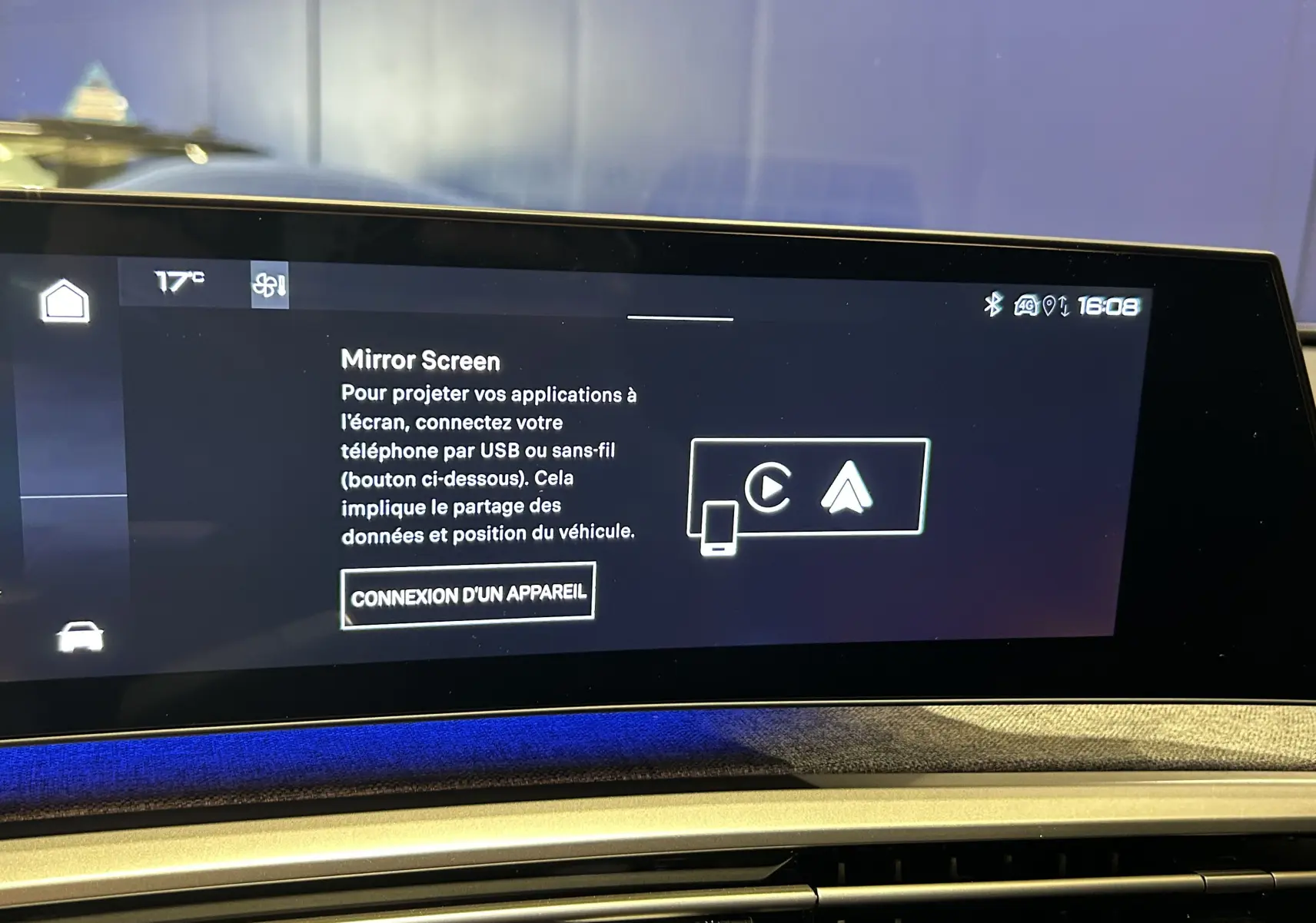 Écran tactile central du Peugeot 3008 gris Artense 2024 affichant l'interface Mirror Screen en intérieur.