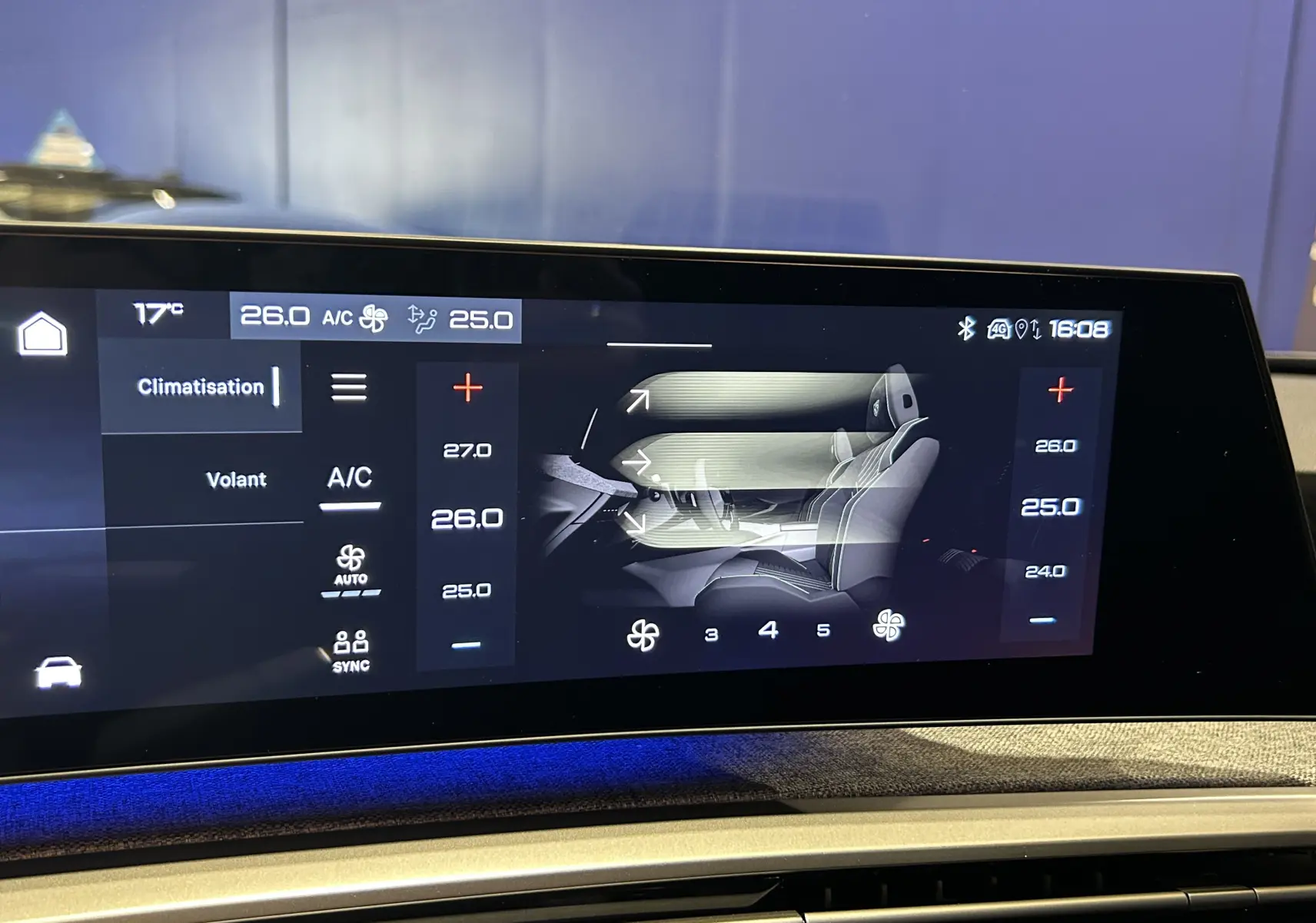 Écran tactile du tableau de bord du Peugeot 3008 Hybrid 2024 affichant les réglages de climatisation et ventilation.