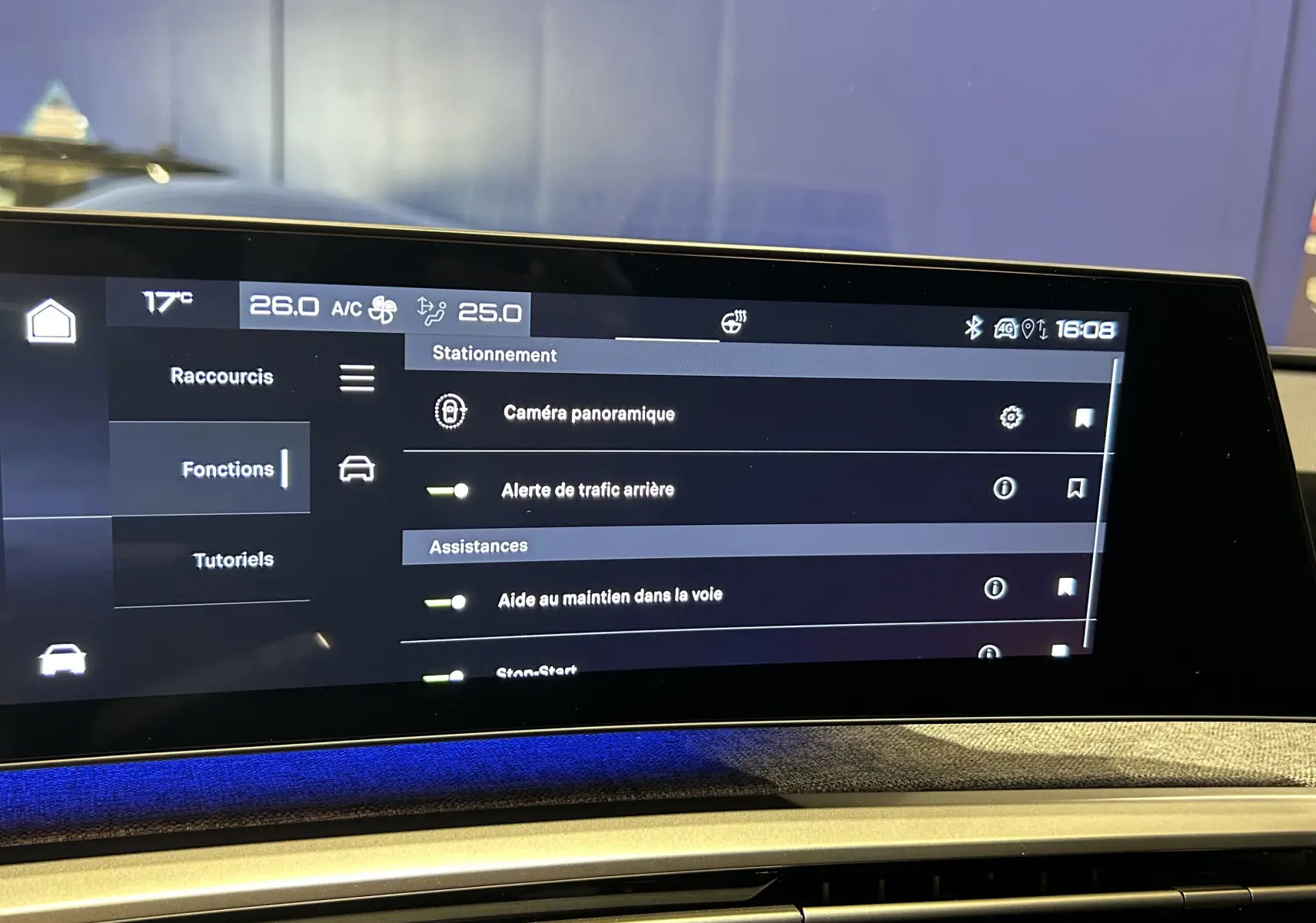 Écran tactile central du Peugeot 3008 gris Artense 2024 montrant les options d'assistance et caméra 360° en intérieur.