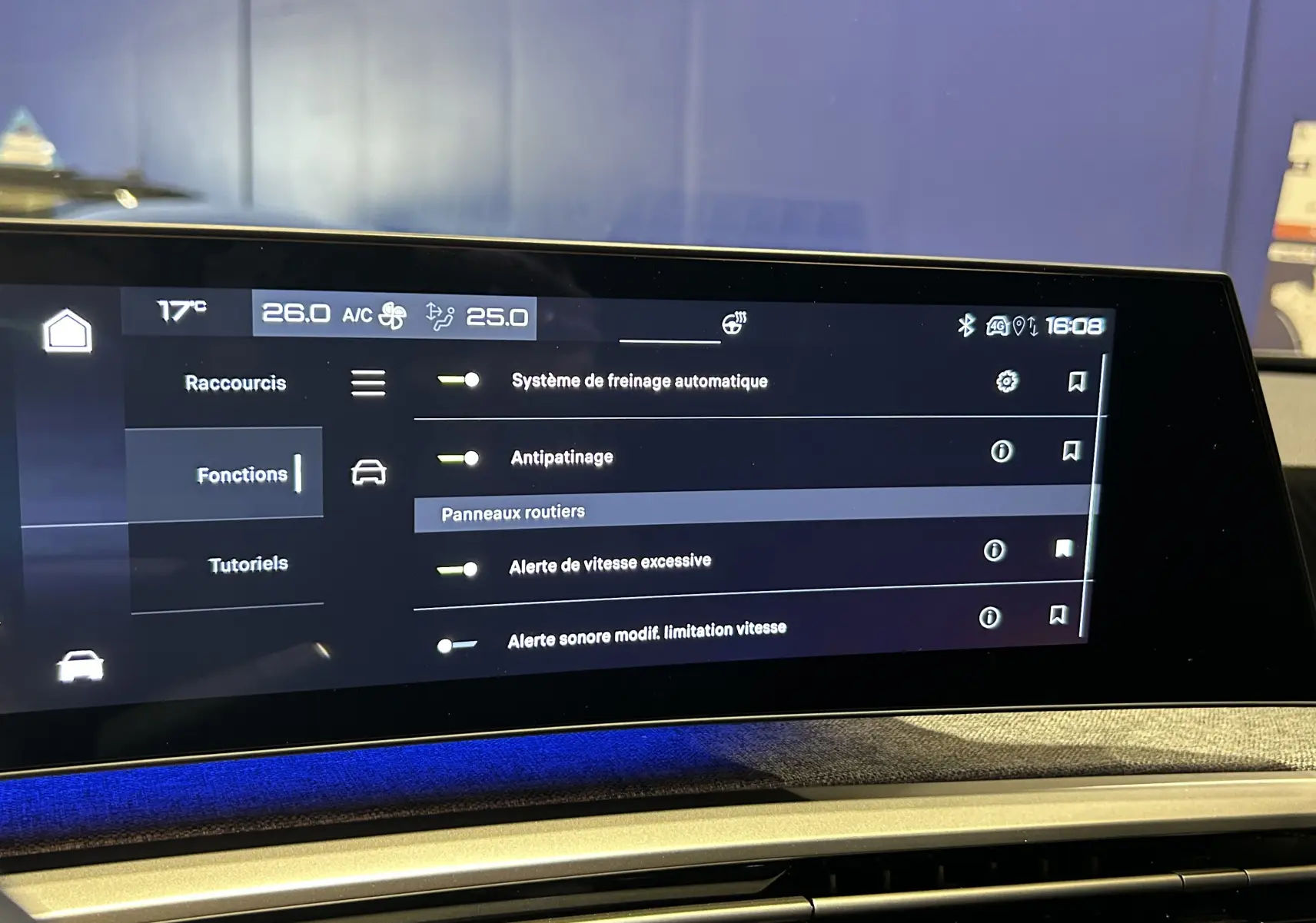Écran tactile du tableau de bord du Peugeot 3008 gris Artense, affichant les réglages d’aides à la conduite.
