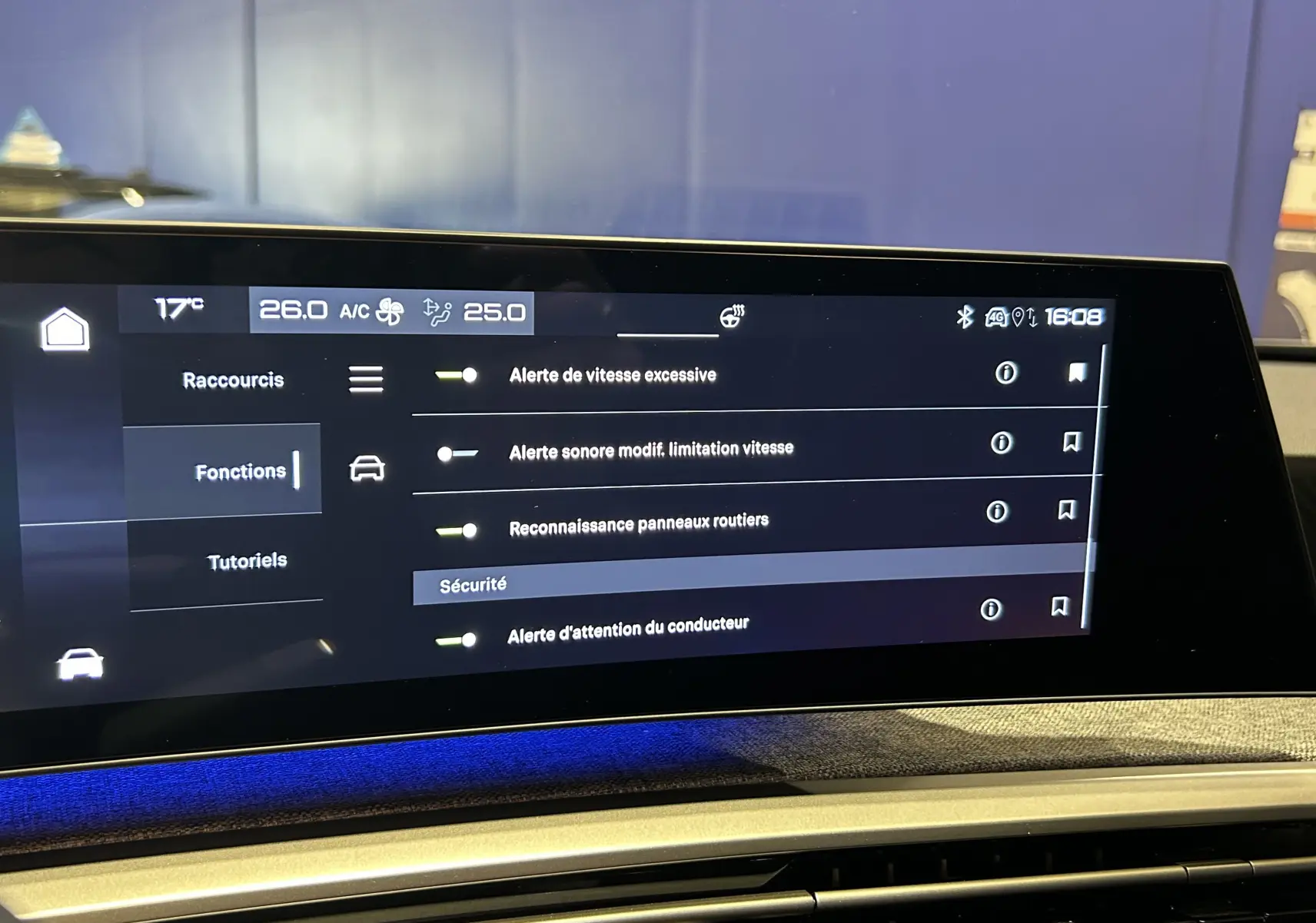 Écran tactile du système i-Cockpit du Peugeot 3008 III Hybrid 145, affichant les réglages de sécurité et alertes.
