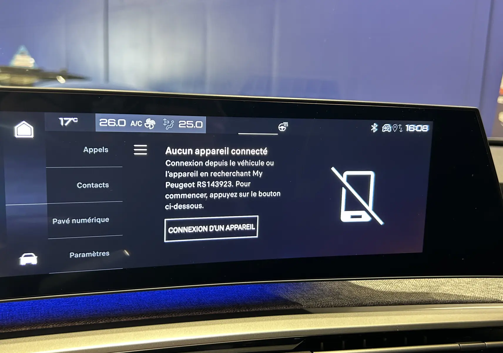 Écran tactile central du Peugeot 3008 III Hybrid 145 Allure affichant la connexion Bluetooth inactive, avec ambiance lumineuse bleue.