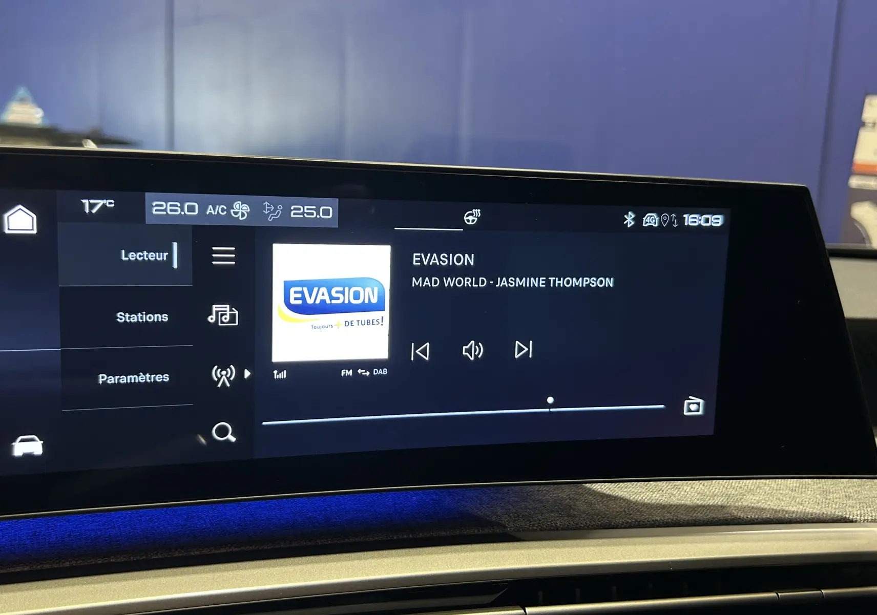 Écran tactile central du Peugeot 3008 gris Artense 2024 affichant la radio EVASION et la température intérieure.