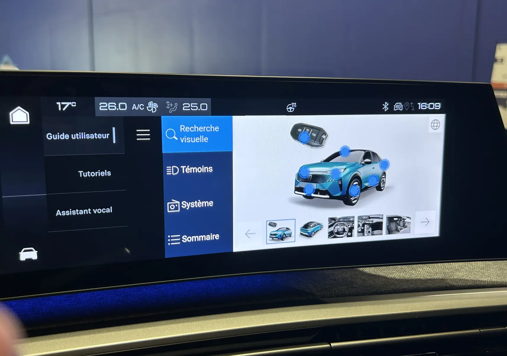 Écran tactile intérieur du Peugeot 3008 III Hybrid gris Artense montrant l'interface i-Cockpit avec vue 3D du véhicule.