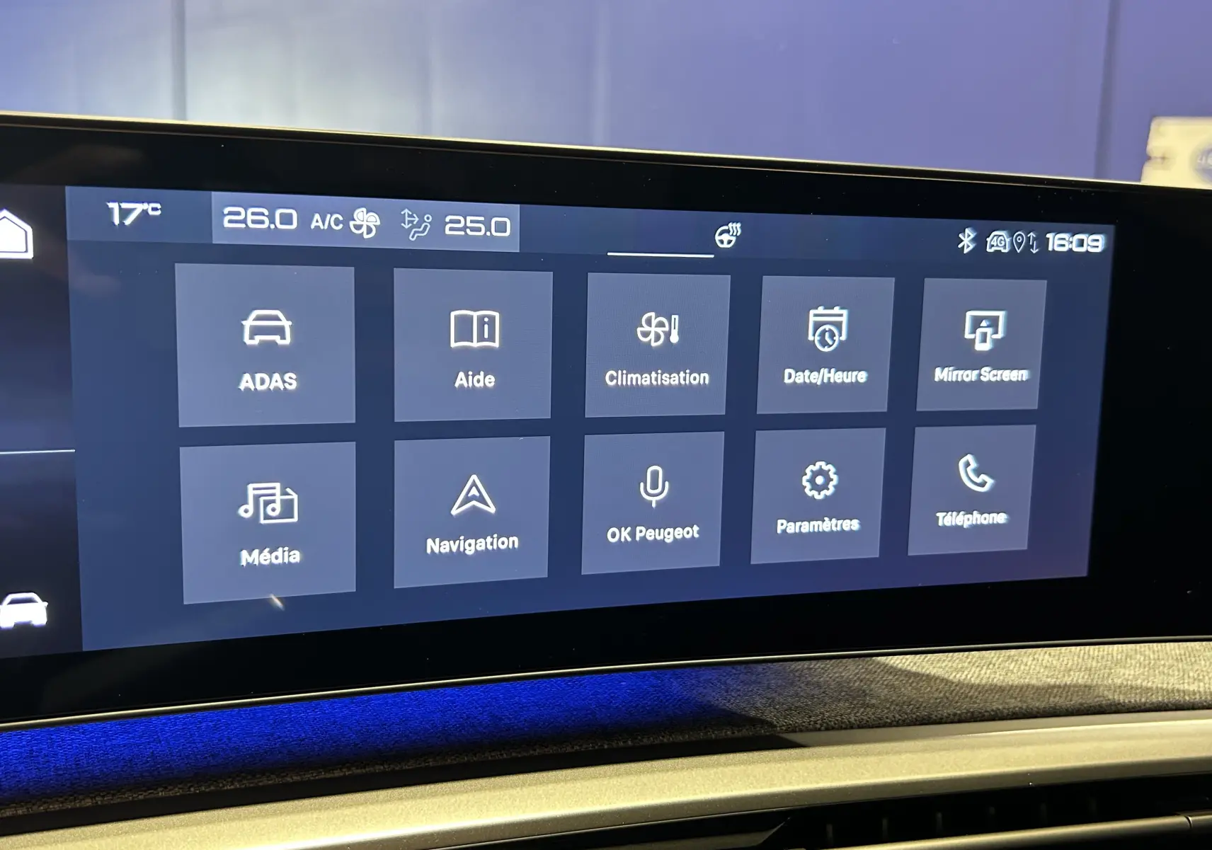 Écran tactile central du Peugeot 3008 III Hybrid 145, affichant les menus de climatisation, navigation et médias.