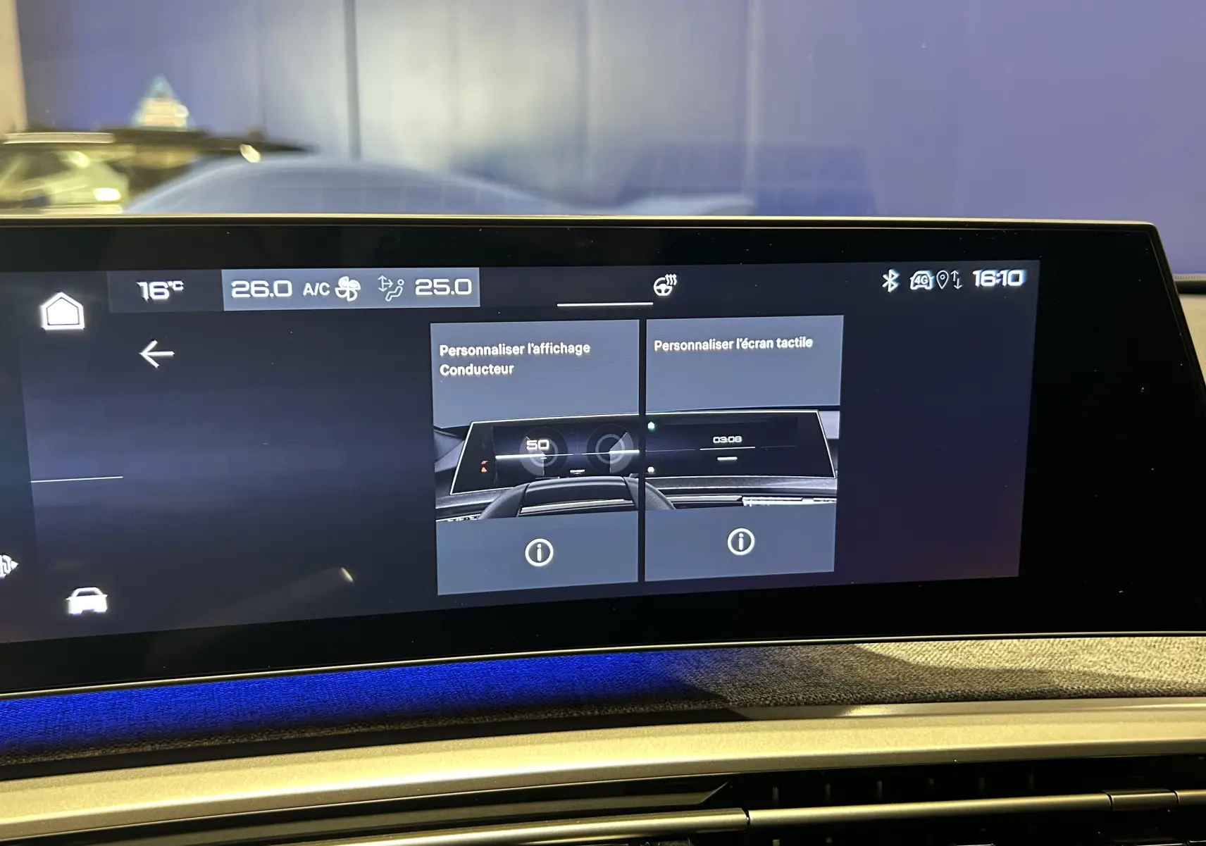 Écran tactile panoramique HD de la Peugeot 3008 gris Artense, affichant les options de personnalisation du tableau de bord.