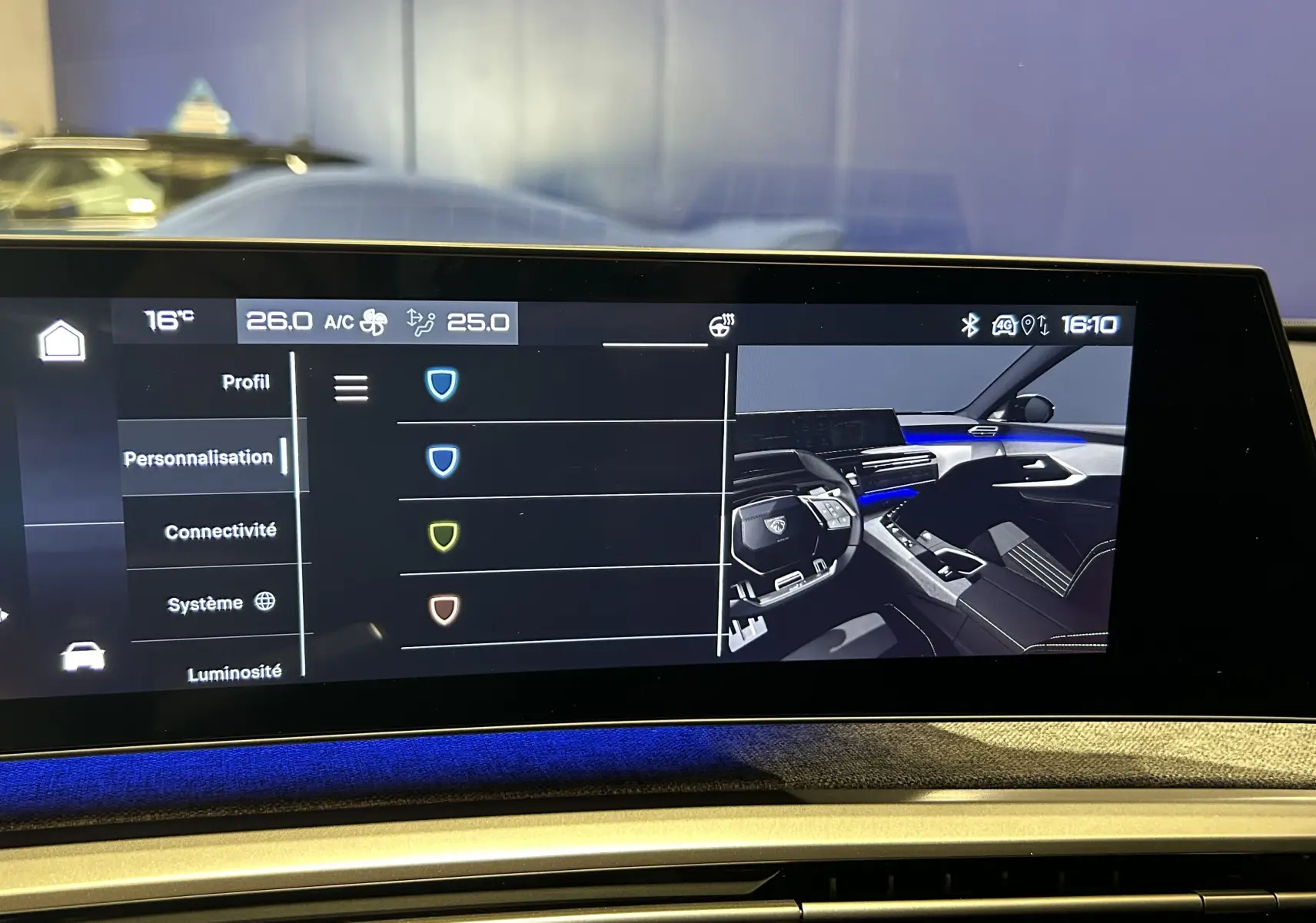 Écran tactile intérieur du Peugeot 3008 III Hybrid 145 avec affichage des options de personnalisation et ambiance lumineuse bleue.