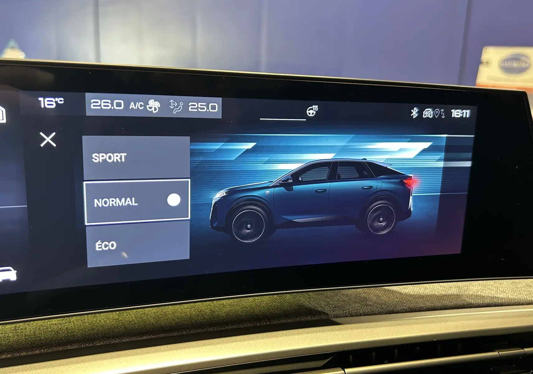 Affichage intérieur du SUV Peugeot 3008 gris Artense en profil droit sur écran tactile avec modes de conduite.