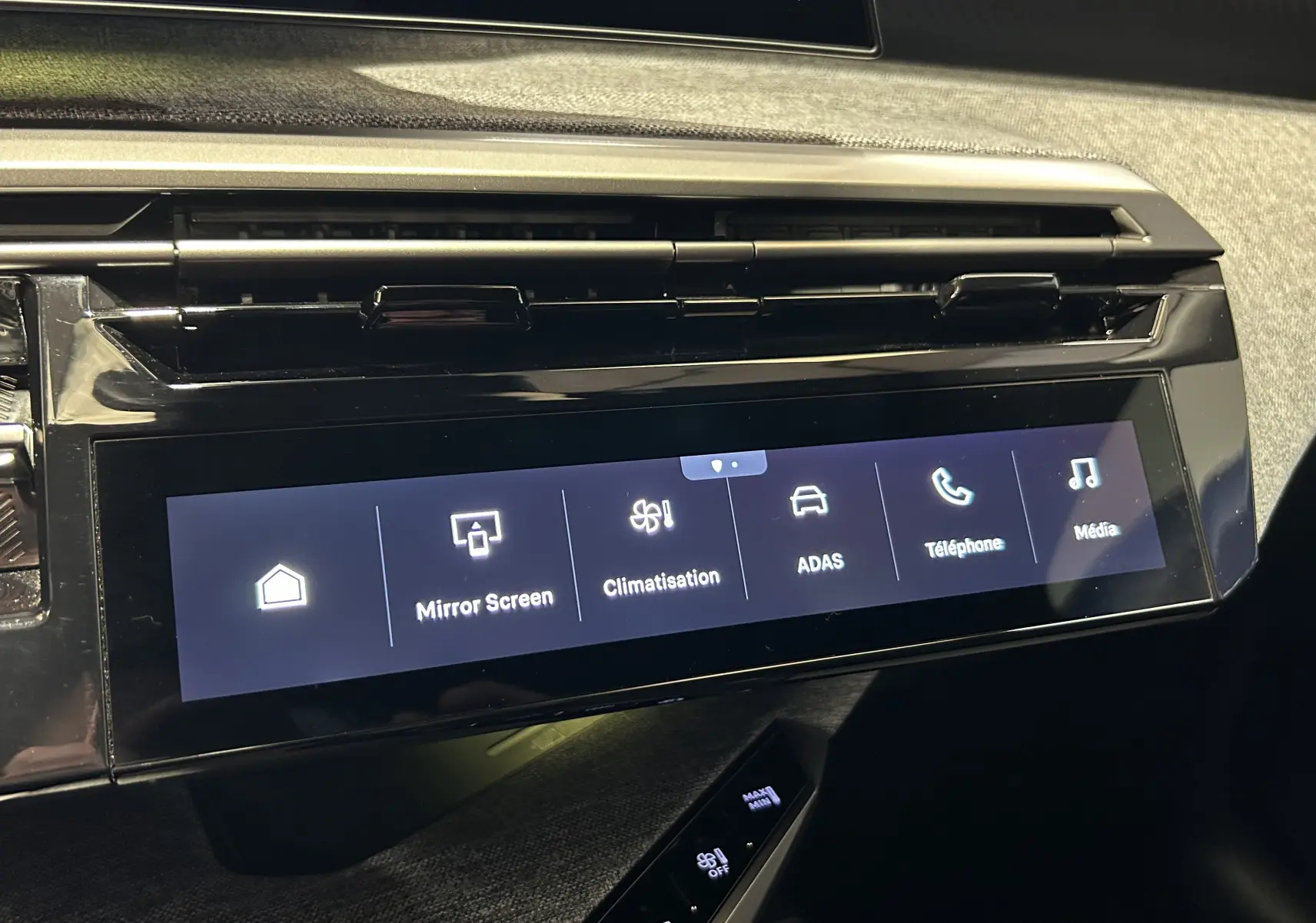Écran tactile central du tableau de bord du Peugeot 3008 gris Artense, affichant les menus Mirror Screen, Climat, ADAS, Téléphone et Média.
