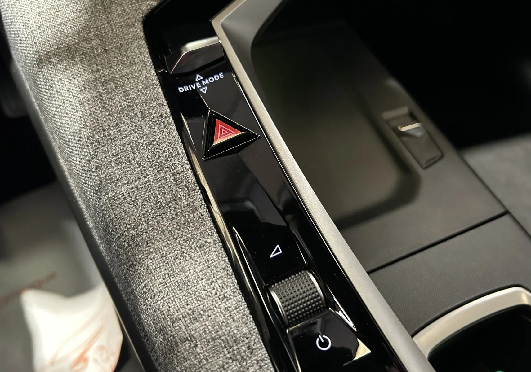 Vue rapprochée de la console centrale du Peugeot 3008 gris Artense, avec bouton Drive Mode et signal d’alerte rouge.