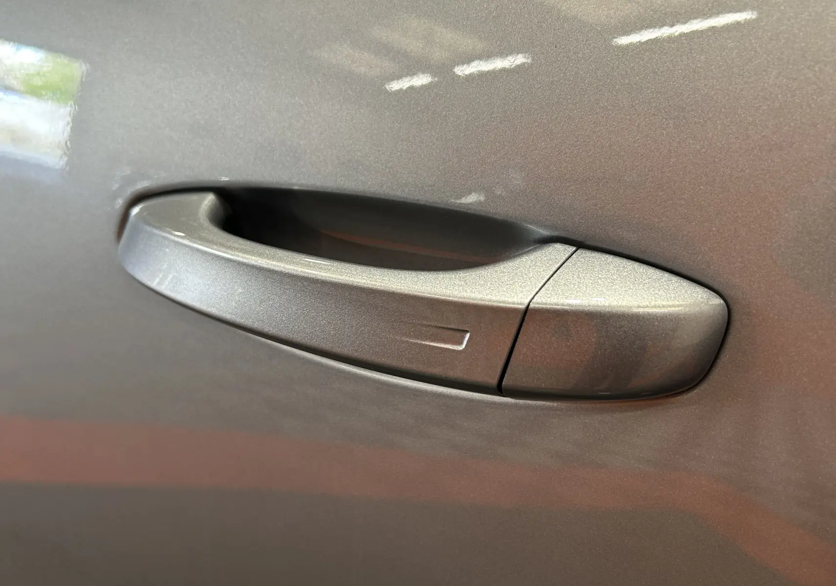 Poignée de porte gris Artense du Peugeot 3008 III Hybrid 145 e-DSC6 Allure en gros plan, côté droit.