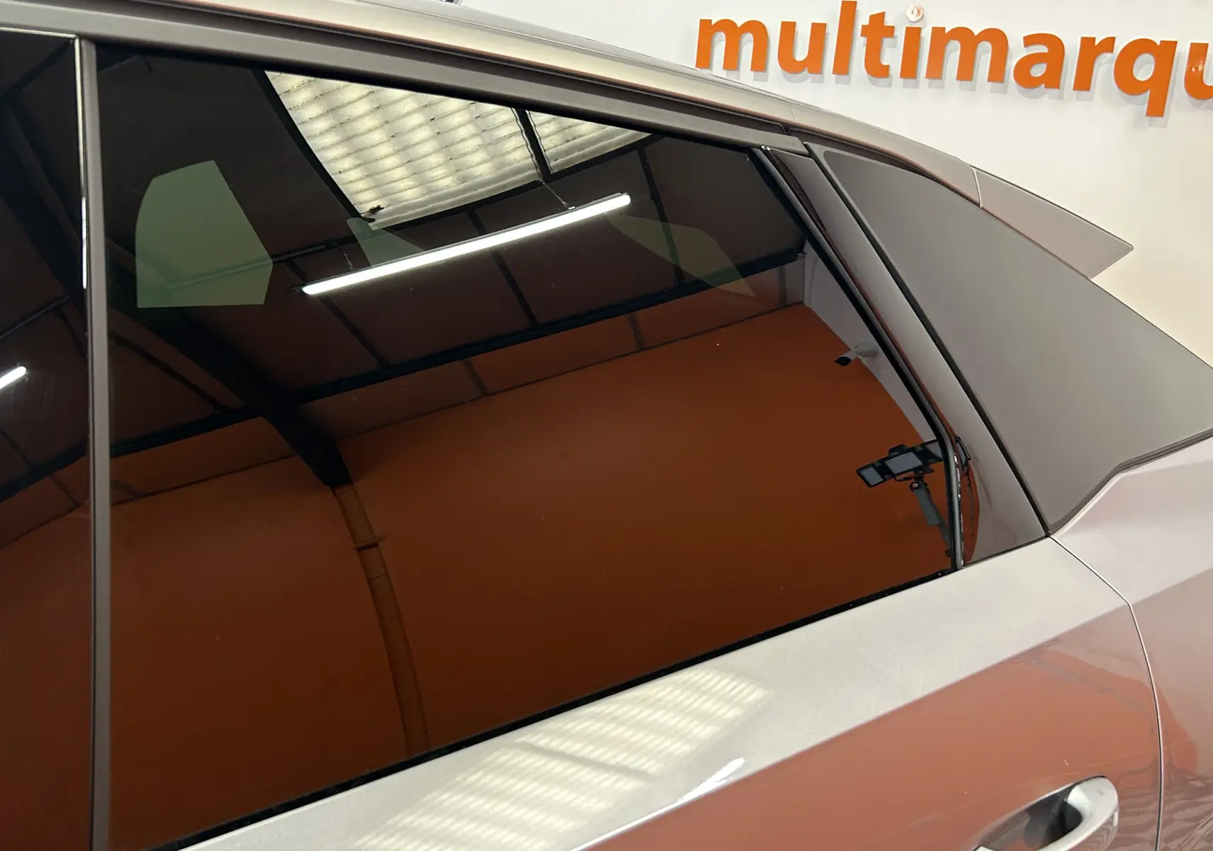 Vue rapprochée du côté arrière droit du Peugeot 3008 gris Artense avec vitre teintée et poignée de porte visible.