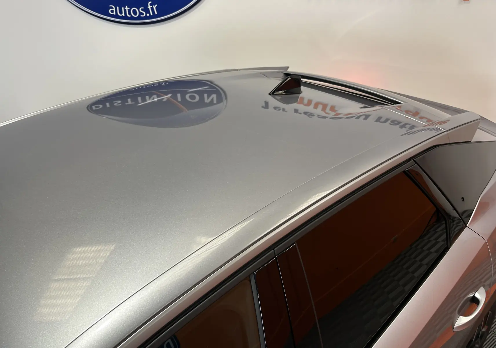 Vue en plongée du toit gris Artense du Peugeot 3008 III Hybrid avec toit ouvrant panoramique et antenne requin.