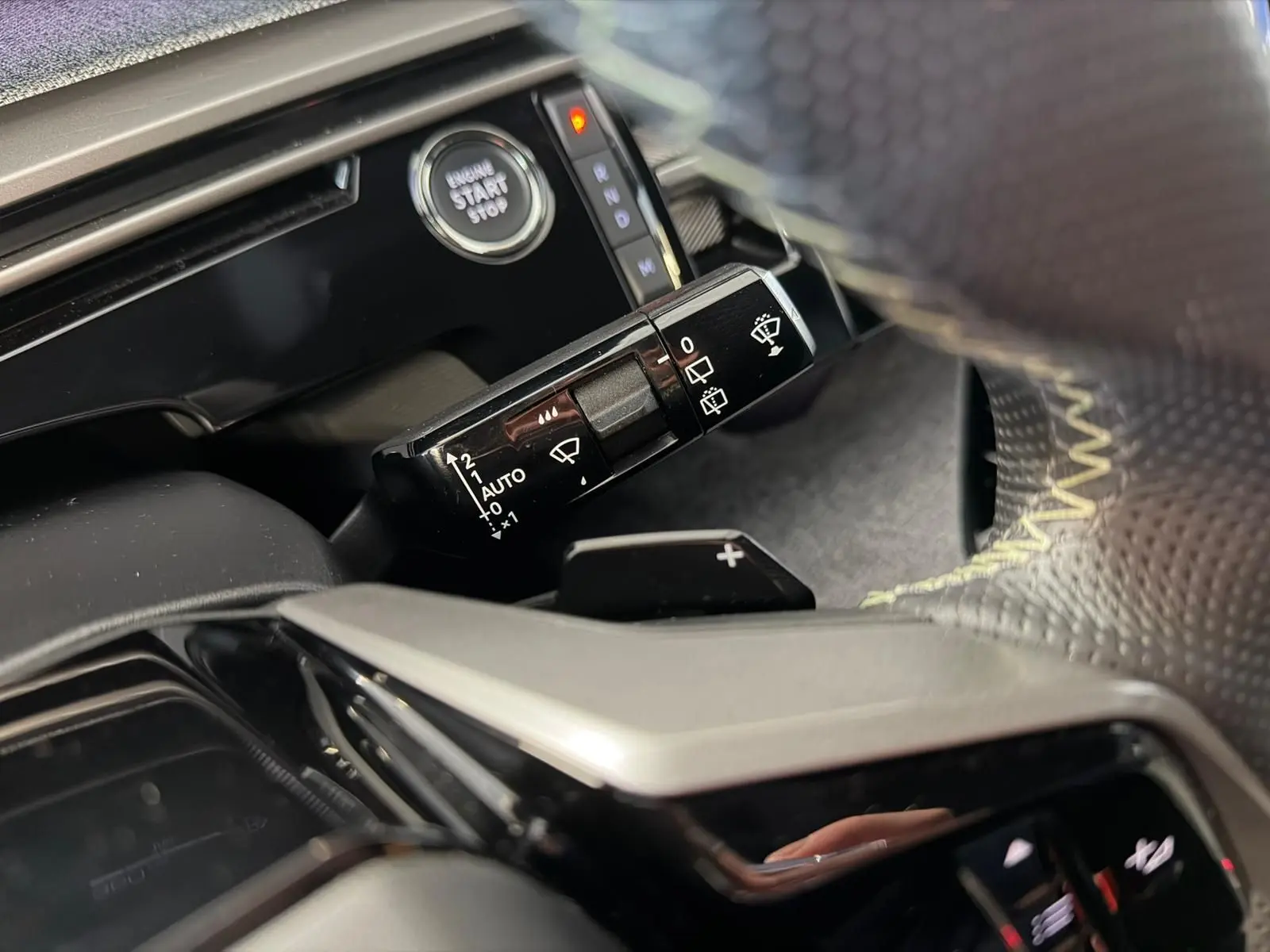 Gros plan intérieur sur la commande d’essuie-glace et bouton start du Peugeot 5008 Hybrid 145 e-DCS6 GT 2025.