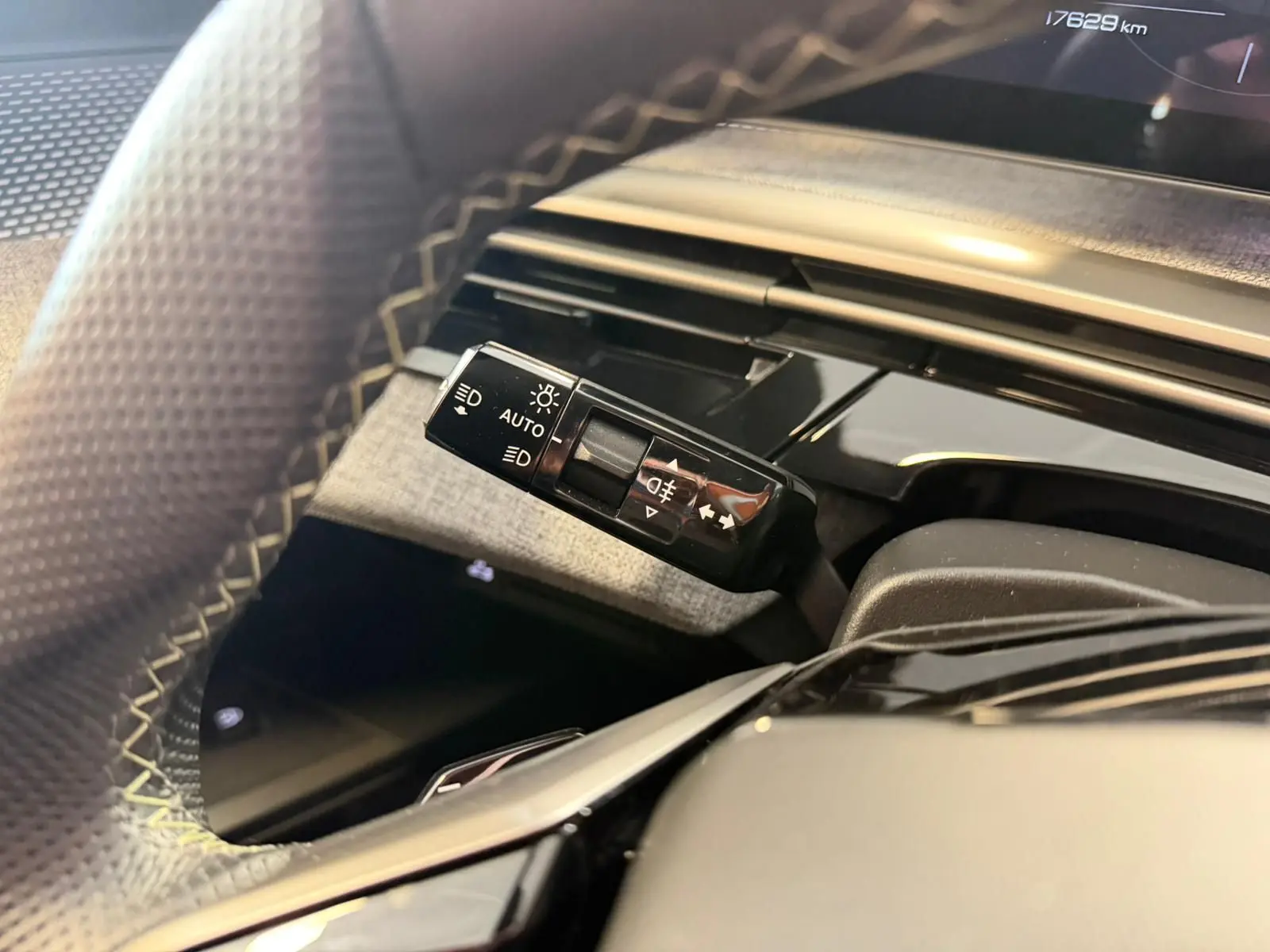 Gros plan sur la commande des feux à gauche du volant du Peugeot 5008 Hybrid 145 e-DCS6 GT 2025.