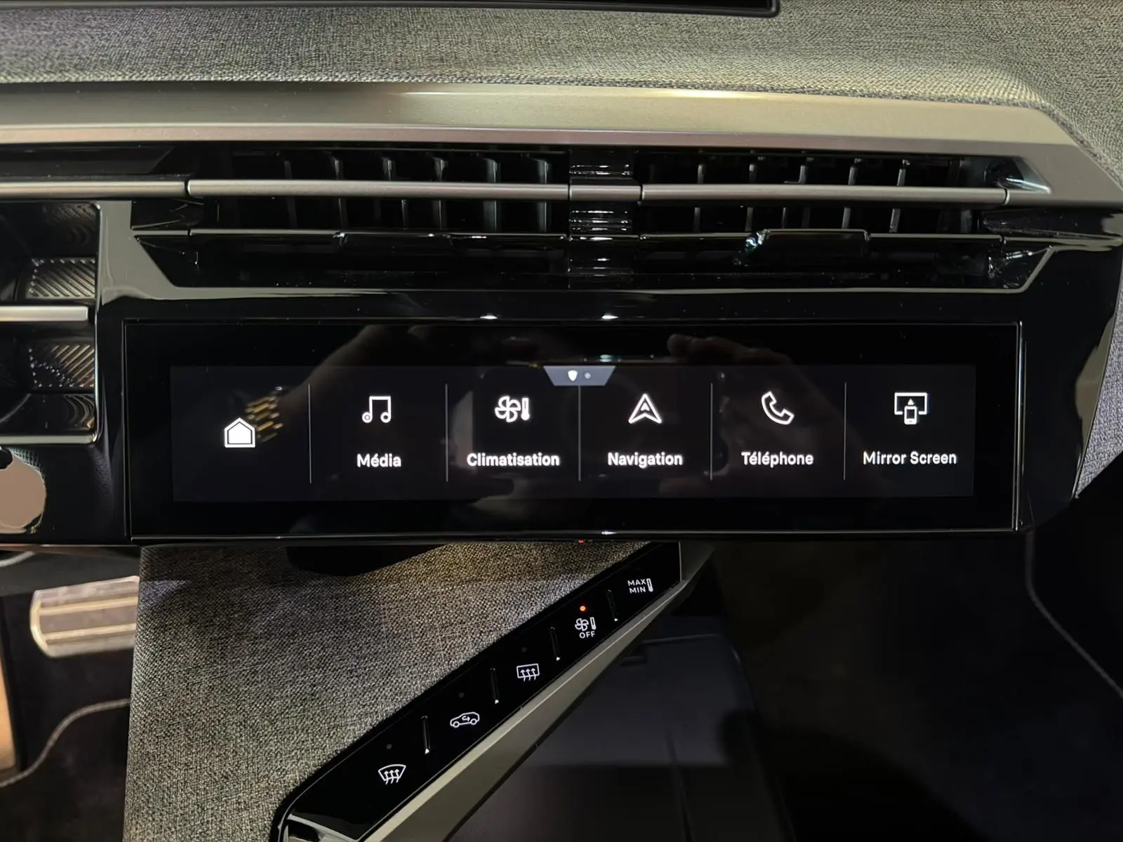 Vue rapprochée de l’écran tactile central du Peugeot 5008 Hybrid 145 GT, affichant les menus Média, Climatisation, Navigation, Téléphone et Mirror Screen.