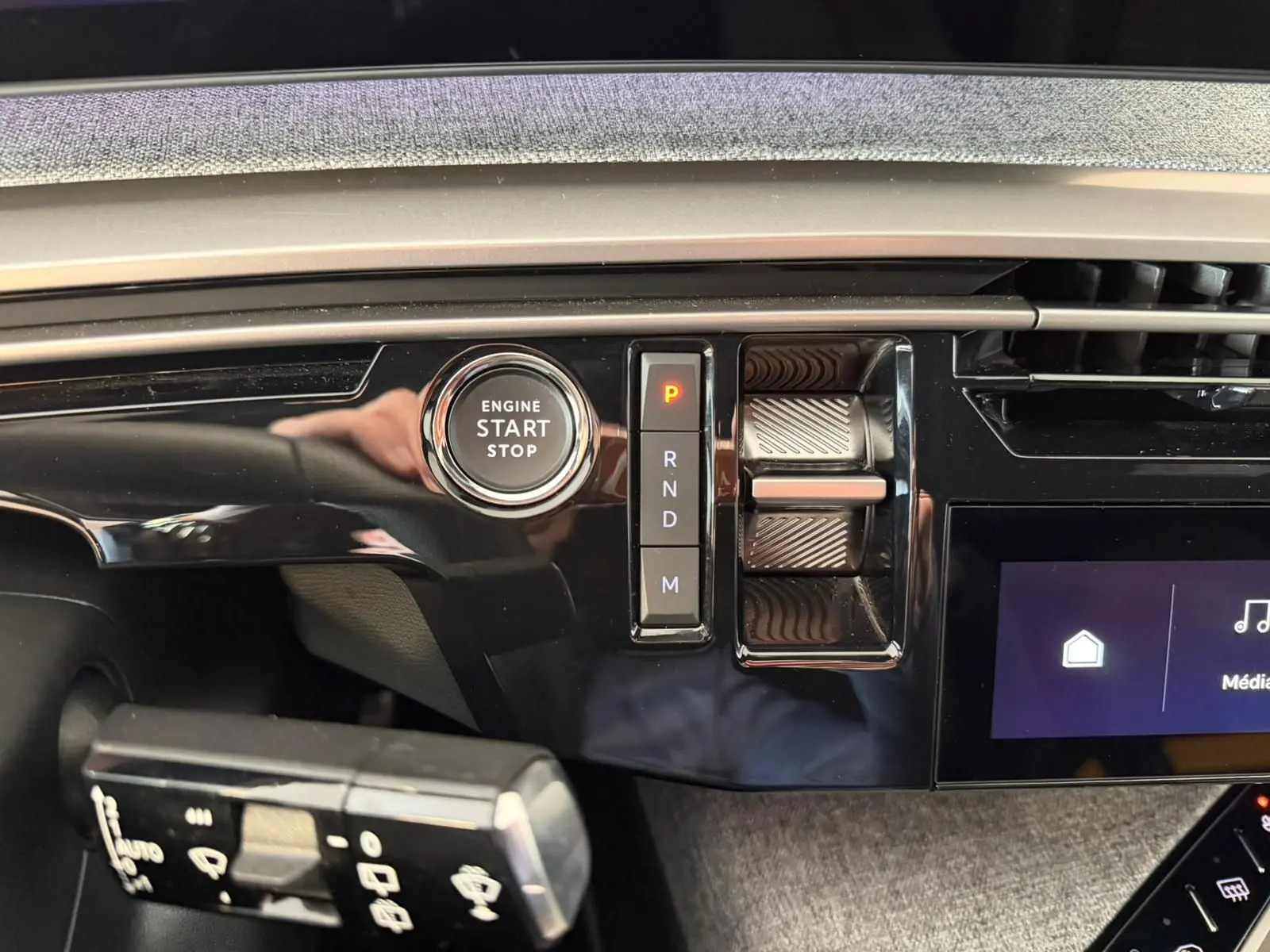Gros plan intérieur sur la console centrale du Peugeot 5008 Hybrid 145 e-DCS6 GT, bouton start/stop et sélecteur de vitesse.