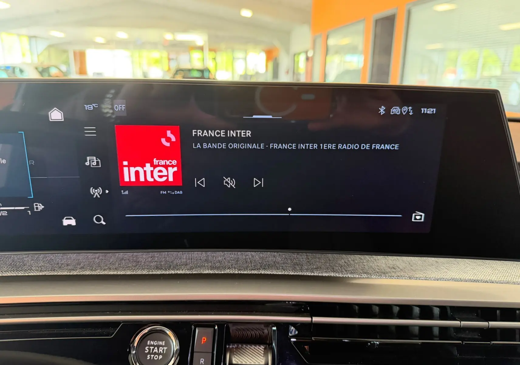 Écran HD 21’’ du Peugeot 5008 Hybrid 145 GT affichant la radio France Inter, avec bouton start/stop visible.